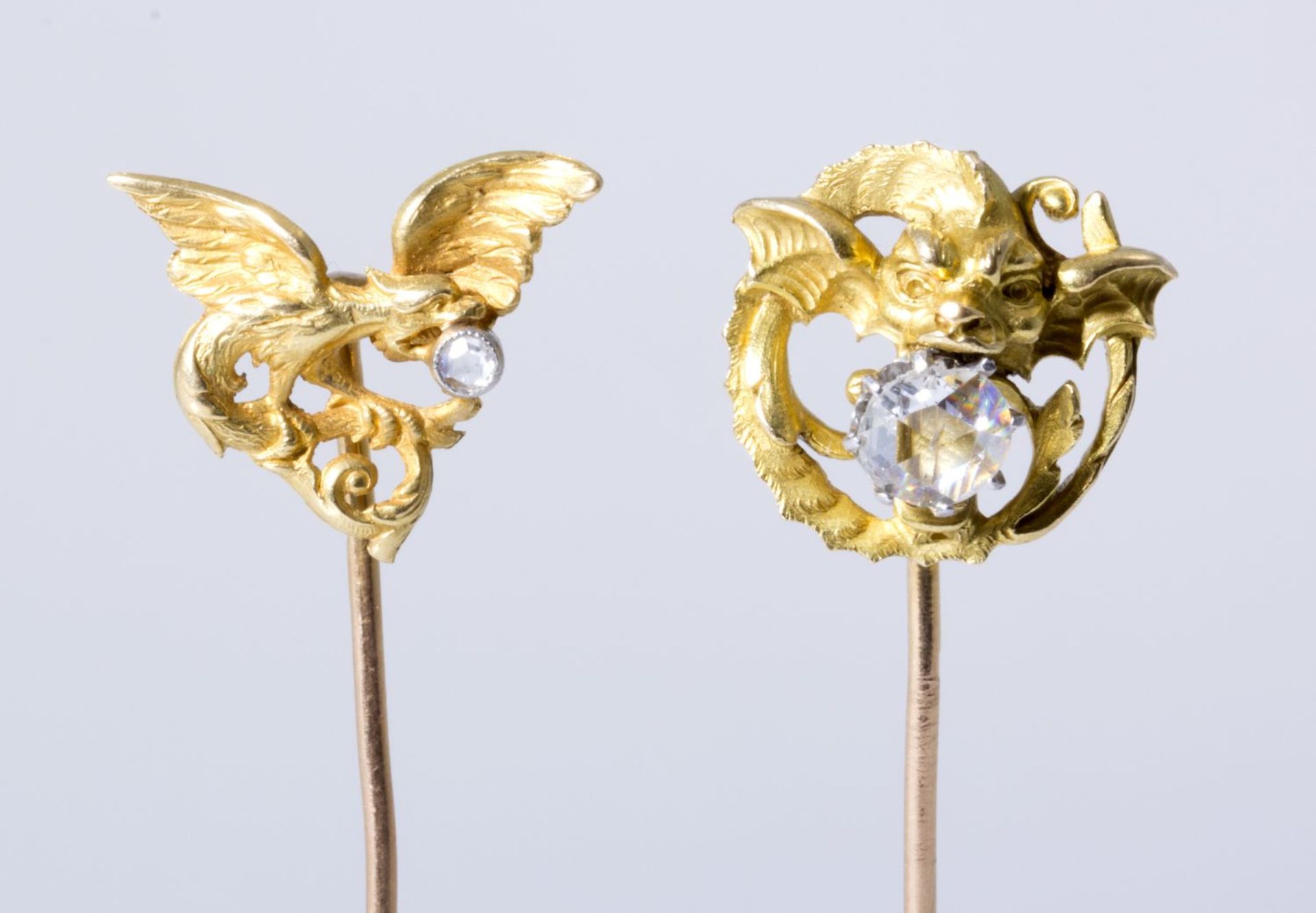 Zwei Krawattennadeln in Form von geflügelten Drachen Gelbgold 900. Ausgefasst mit Dia.-Rosen