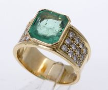 Smaragd-Brillant-Ring Gelbgold 750. Bandring ausgefasst mit Smaragd ca. 3,80-4 ct und 24 Bril