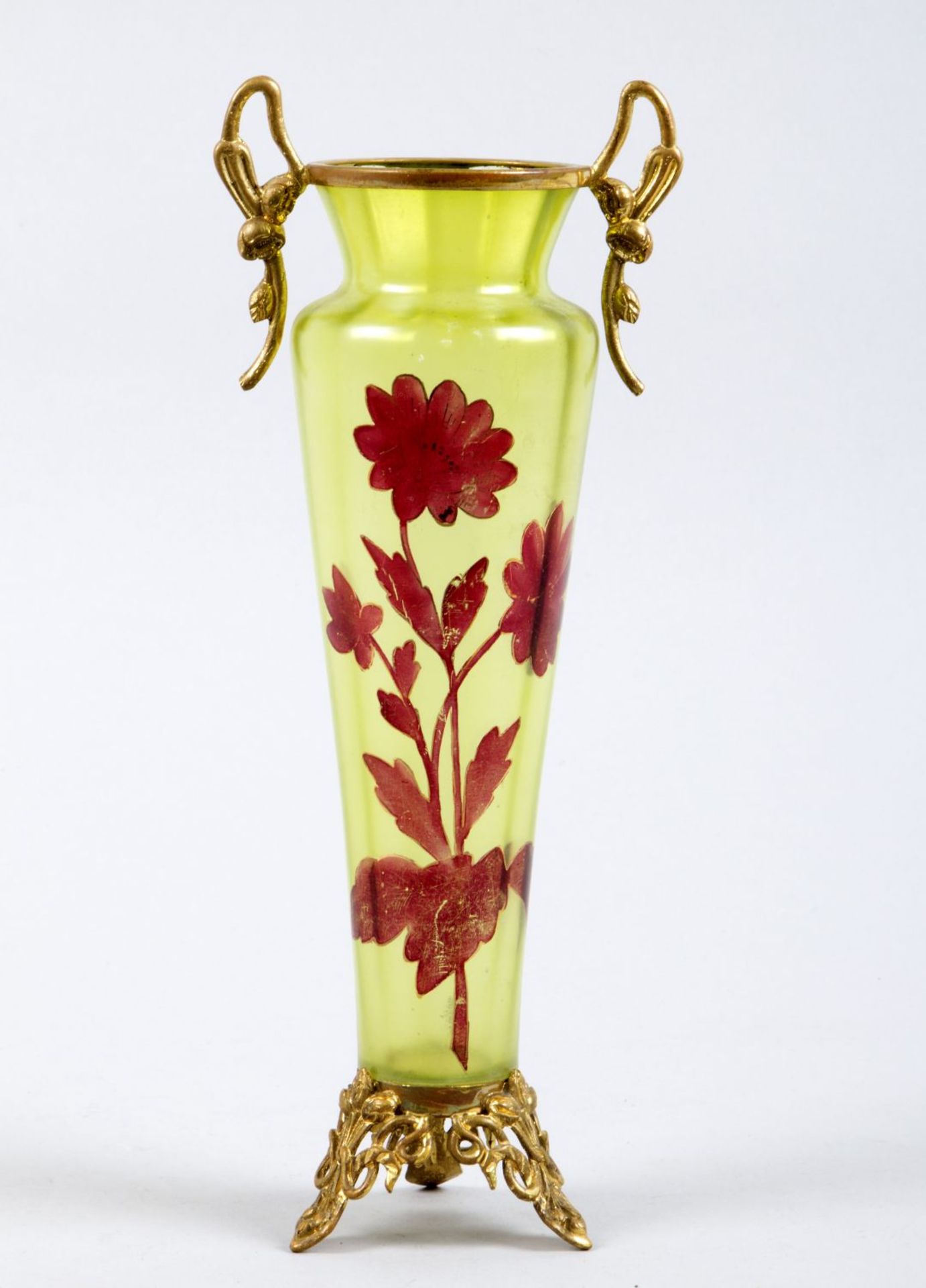 Jugendstil-Vase Limonengrünes Glas. Florale Bemalung in Rot. Goldstaffage. Matt irisiert. Ri