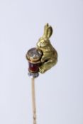 Feine Hasen-Nadel Gelbgold 56. Nadelkopf in Form eines Hasen mit Vase. Ausgefasst mit Dia.-Ro