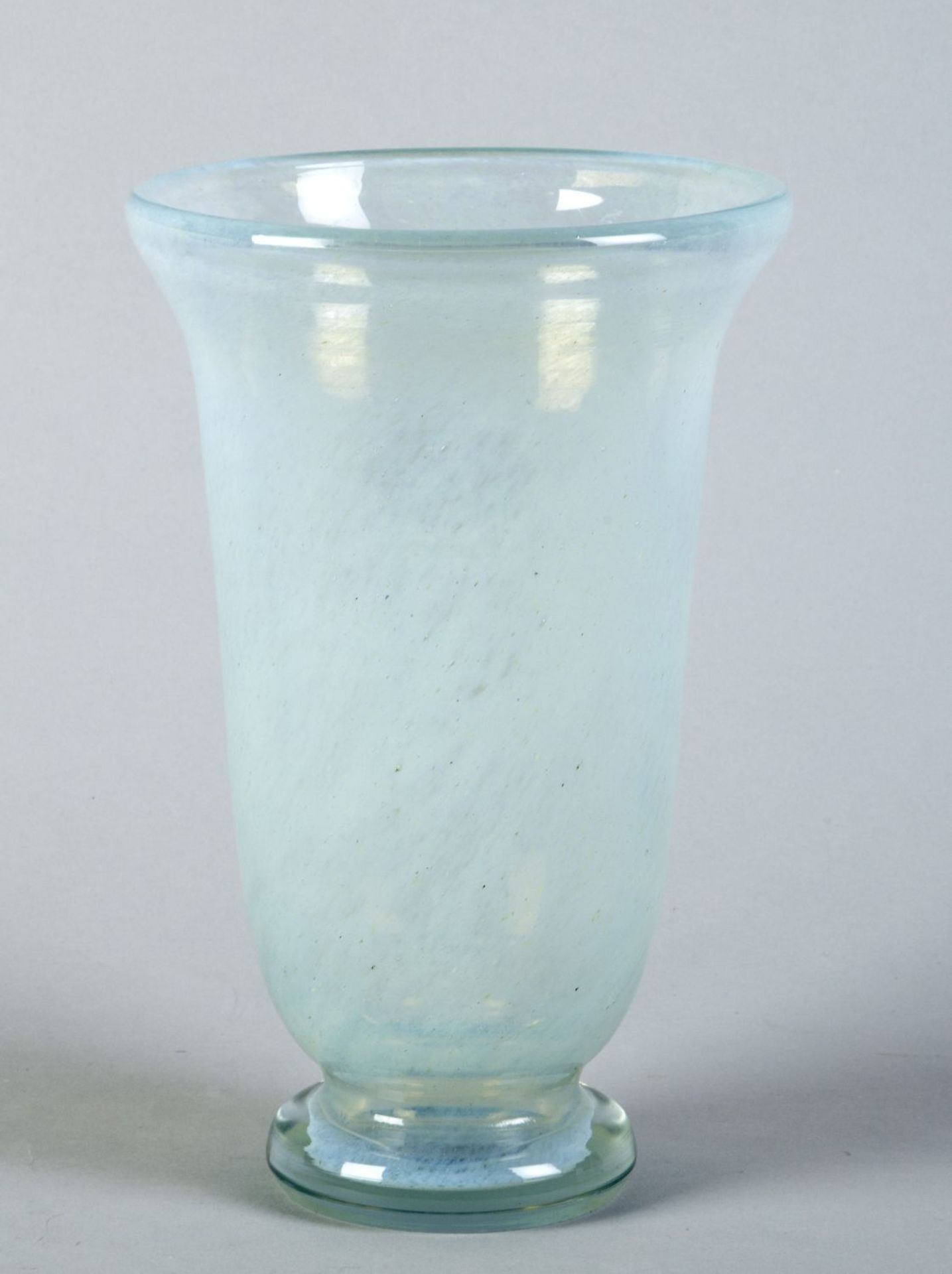 Vase Farbloses Glas mit umlaufender hellblauer Pulvereinschmelzung und Luftbläschen. H. 26,8