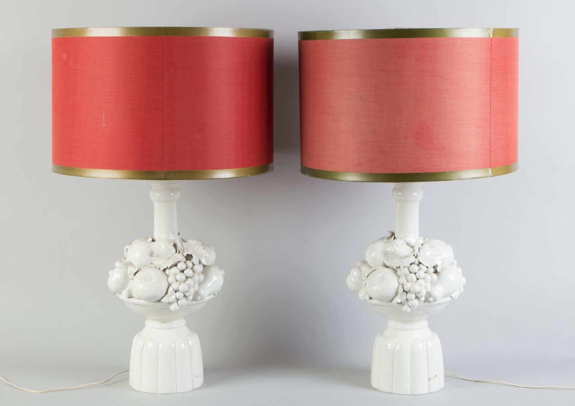 Ein Paar Tischlampen Porzellanvase mit Fruchtgestecken. 2-flammig. Stoffschirm. Italien. H. 84 cm.