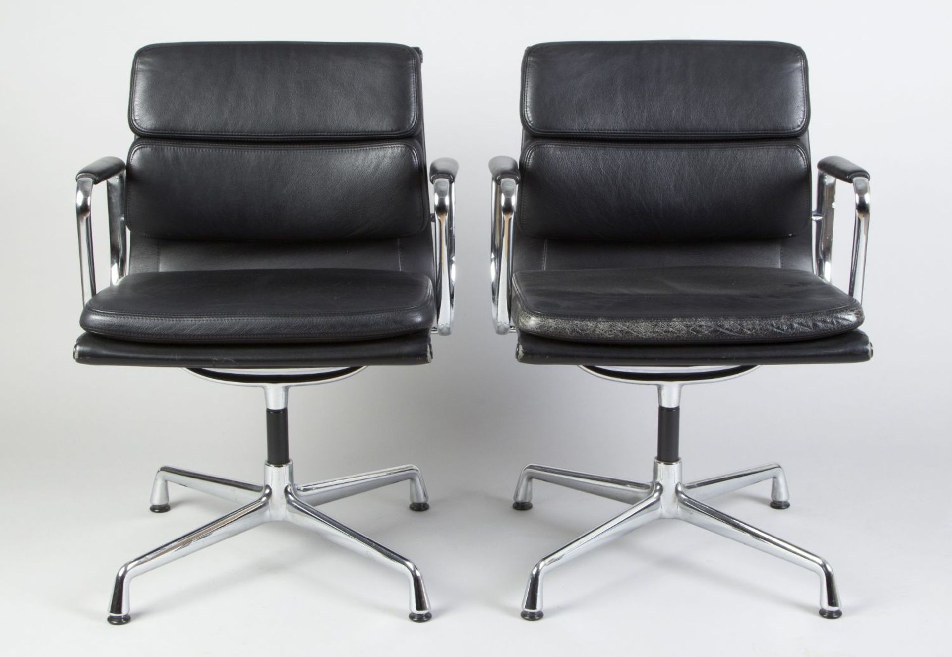 Ein Paar Armlehnstühle Eames Lobby Chair EA 208 Verchromtes Aluminiumgestell, vierstrahliger Fuß. Dr