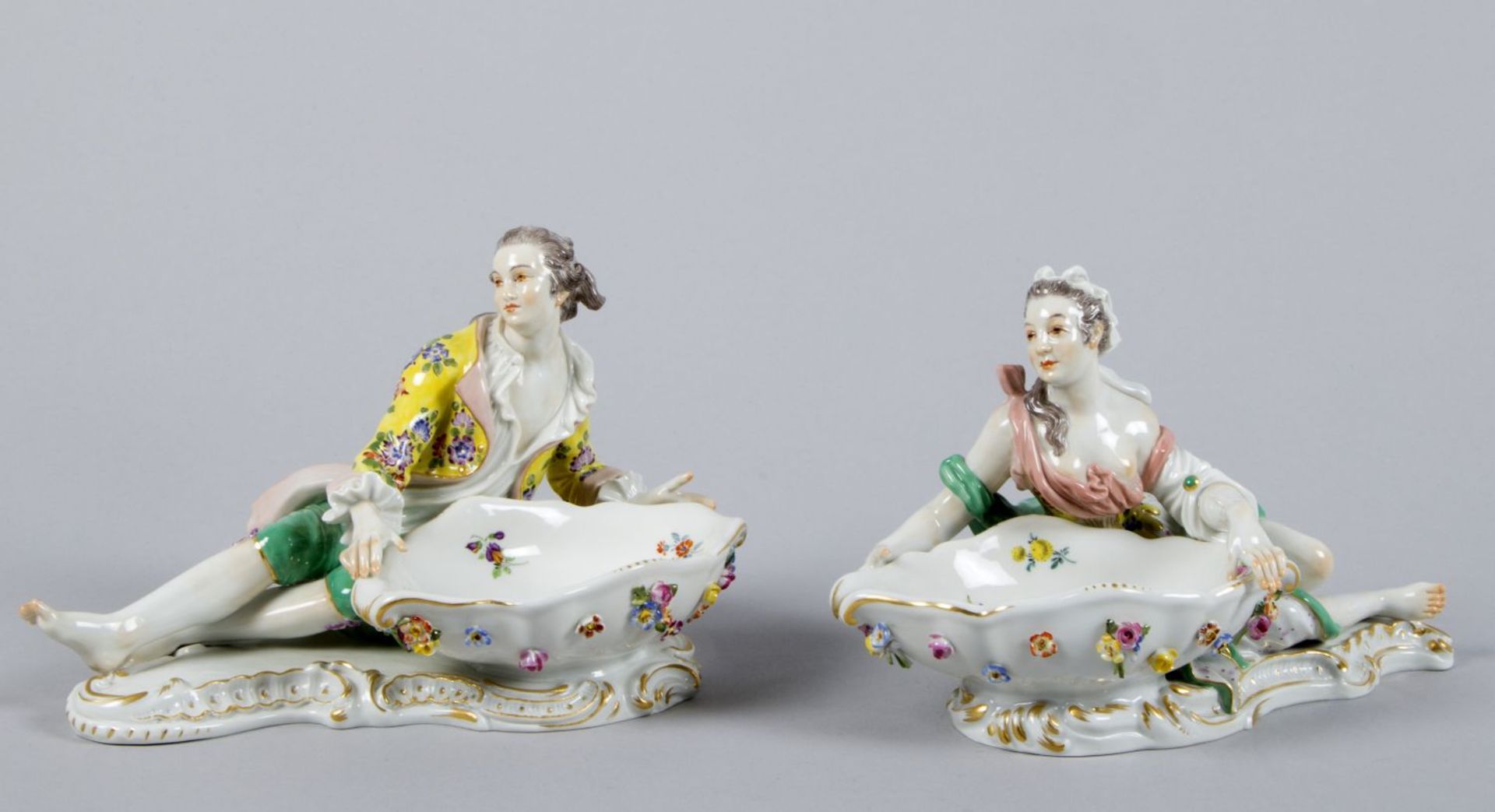 Ein Paar figürliche Gewürzschalen Jeweils auf Rocaillesockel lagernde Dame und Kavalier eine Schale  - Bild 2 aus 5