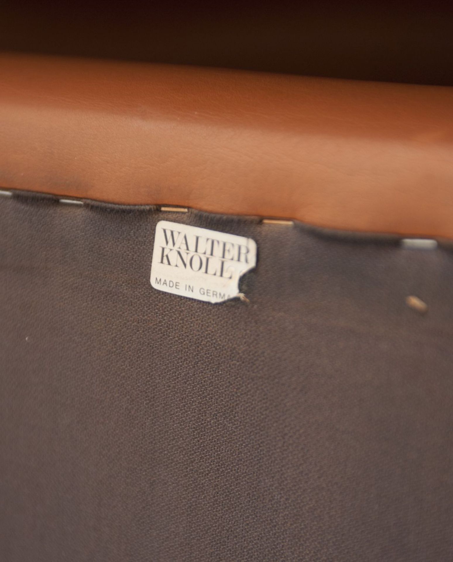 Ein Paar Sessel Walter Knoll Rundum gepolstert. Lederbezug. 1 Ex. verso Klebeetikett. SH. 43 cm. GH. - Bild 2 aus 2
