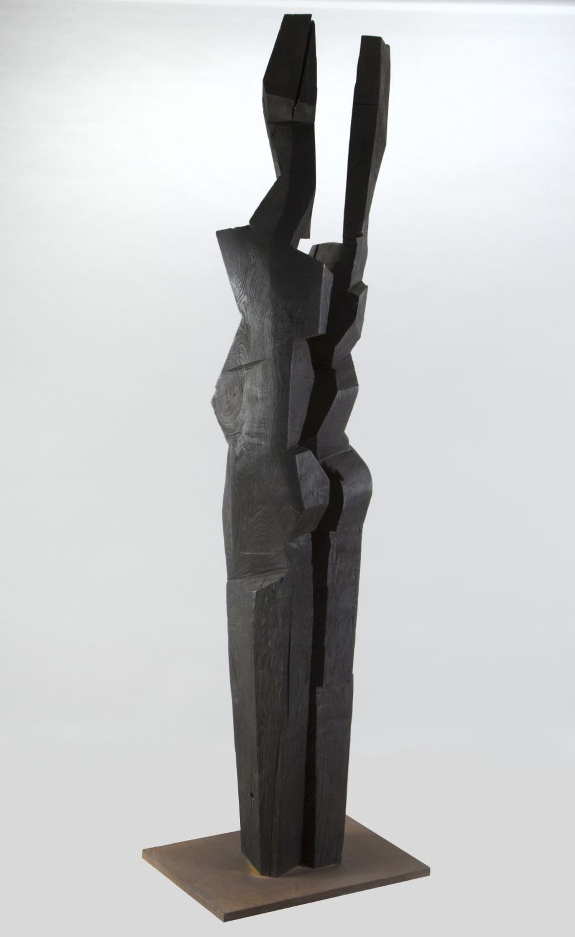Jastram, Jan. 1958 Rostock Harmonisierende Stelen. Holz, geschwärzt. H. 246 cm. Auf Metallplatte mon - Bild 2 aus 2