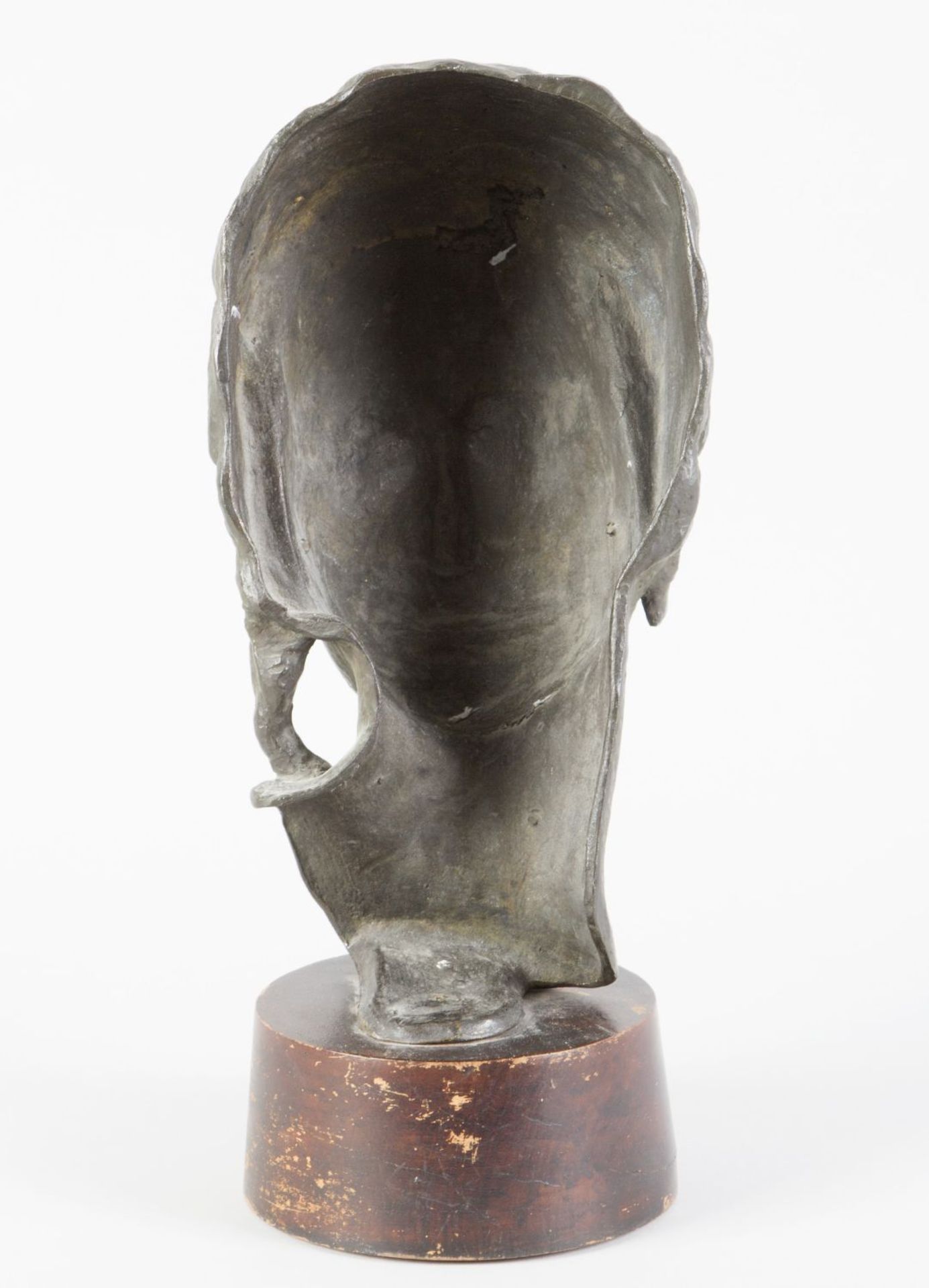 Unbekannt, 20. Jh. Büste eines Damenkopfes. Bronze. 42 cm. Auf Holzsockel. - Bild 2 aus 2
