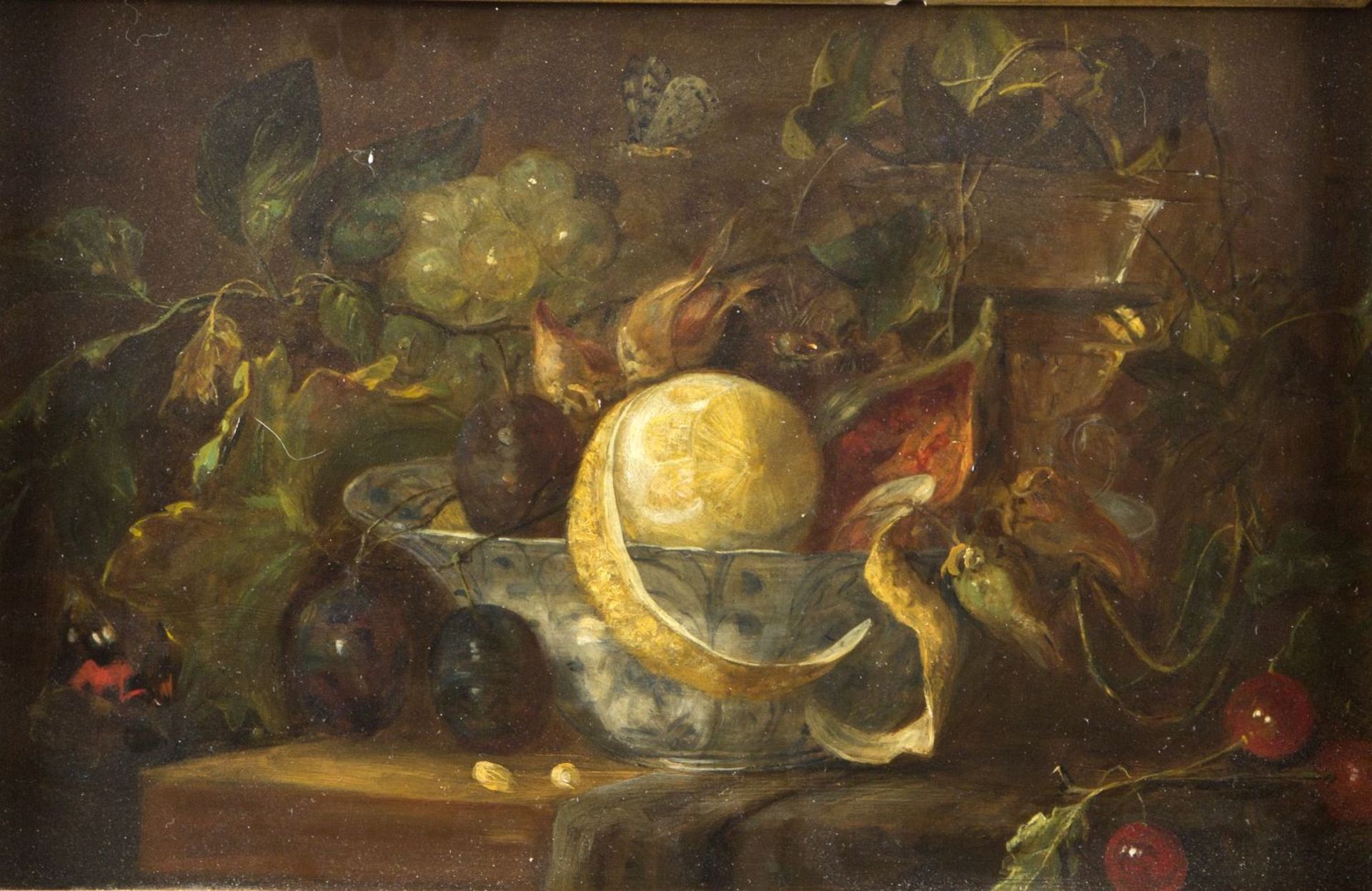 Deutsch, 19. Jh. Stillleben mit Obst, einem Weinglas und einem Schmetterling. Öl/Holz. 27,5 x 43 cm.