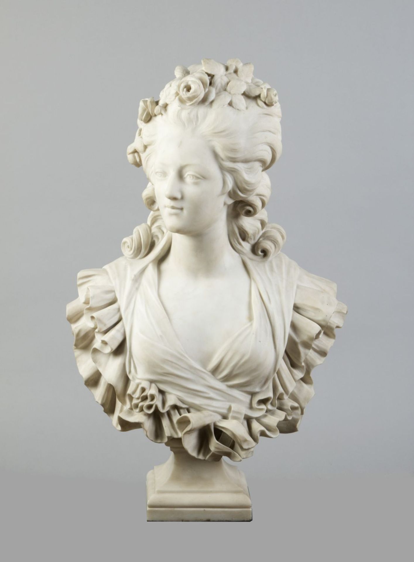 Frankreich, um 1900 Büste der Marie Antoinette. Marmor. H. 83 cm.
