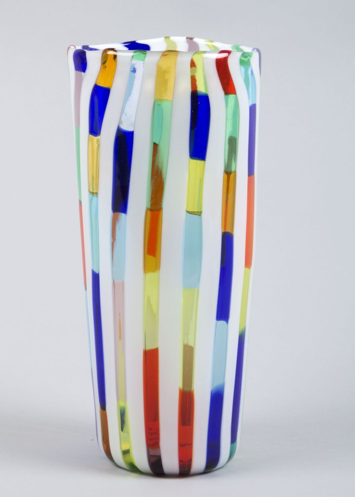 Murano-Vase ''pezzato'' Farbloses Glas mit eingeschmolzenen roten, gelben, grünen, blauen und weißen