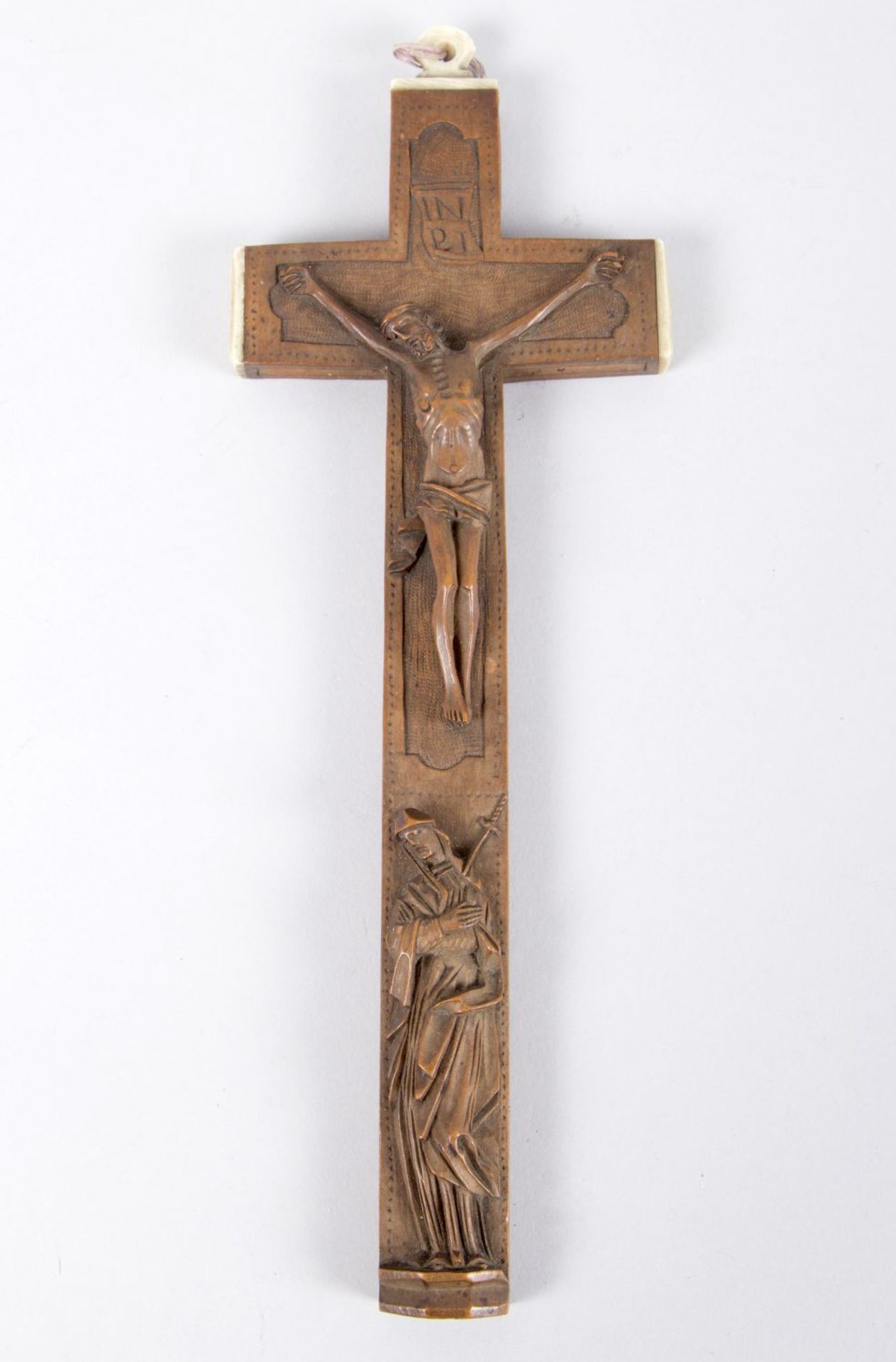 Reliquienkreuz Holz, geschnitzt. Beinbeschläge. Rückseitig Schieber mit Arma Christi, mit Inhalt. Wo