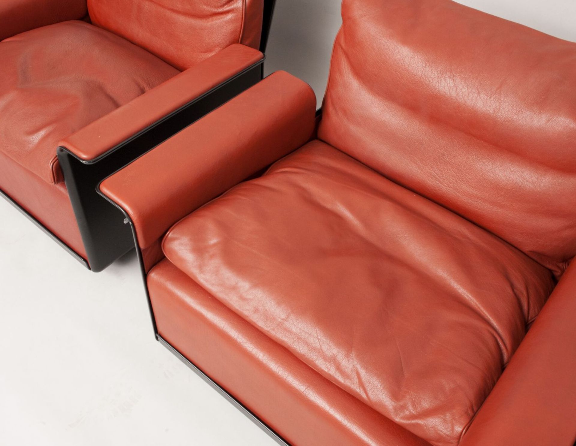 Ein Paar Sessel Modell 620 Kunststoffgestell auf Rollen. Rotbraune Lederpolsterung. Entwurf Dieter R - Bild 2 aus 2