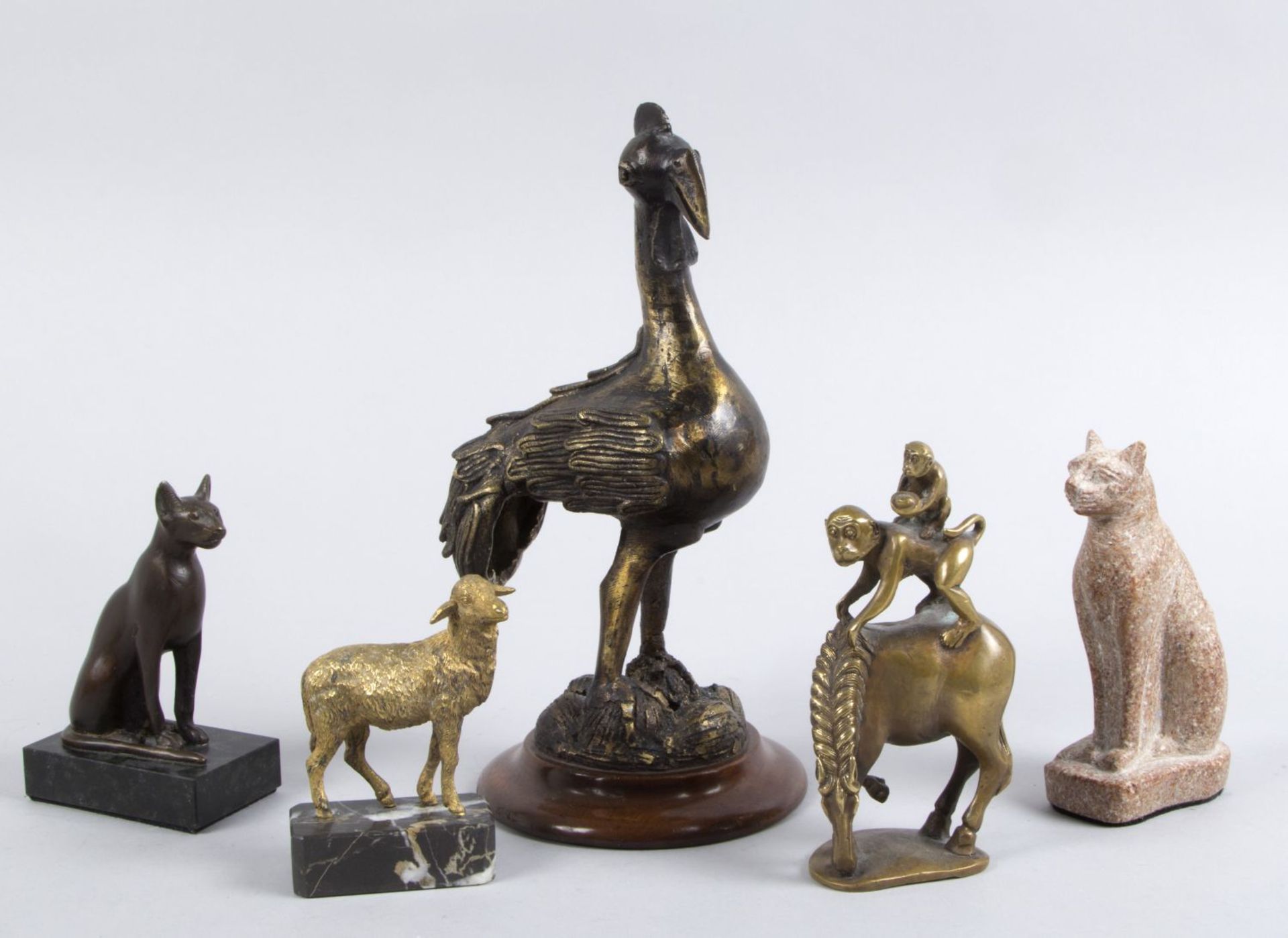 Unbekannt Tierdarstellungen. 5 Skulpturen aus versch. Materialien. H. bis 26 cm.