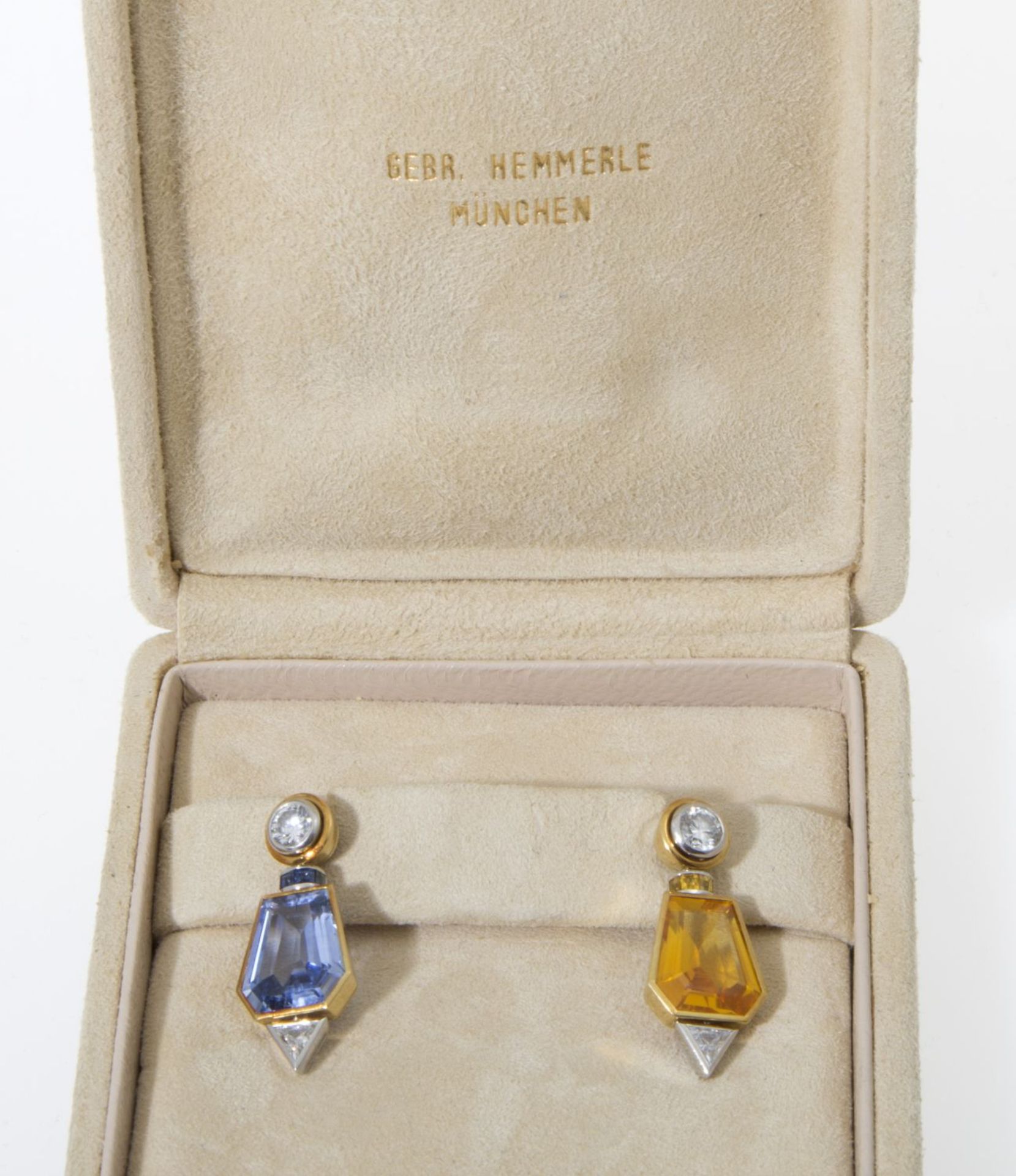 Ein Paar feine Ohrgehänge von Hemmerle Gelbgold 750 und Platin. Ausgefasst mit je 1 Brill. ca. 0,20 - Image 10 of 11