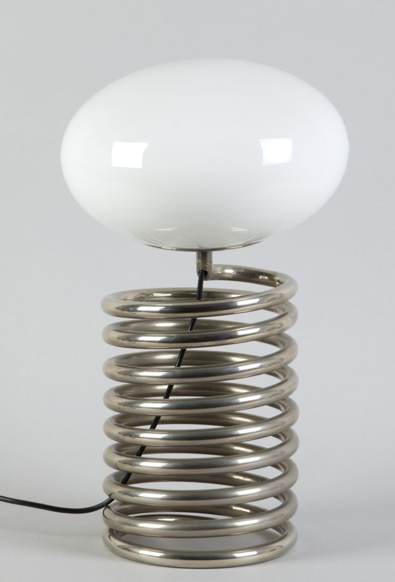 Tischlampe Verchromt Stahlspirale. Opalglasschirm. 1-flammig. Entwurf Ingo Maurer, 1970er-Jahre. Her