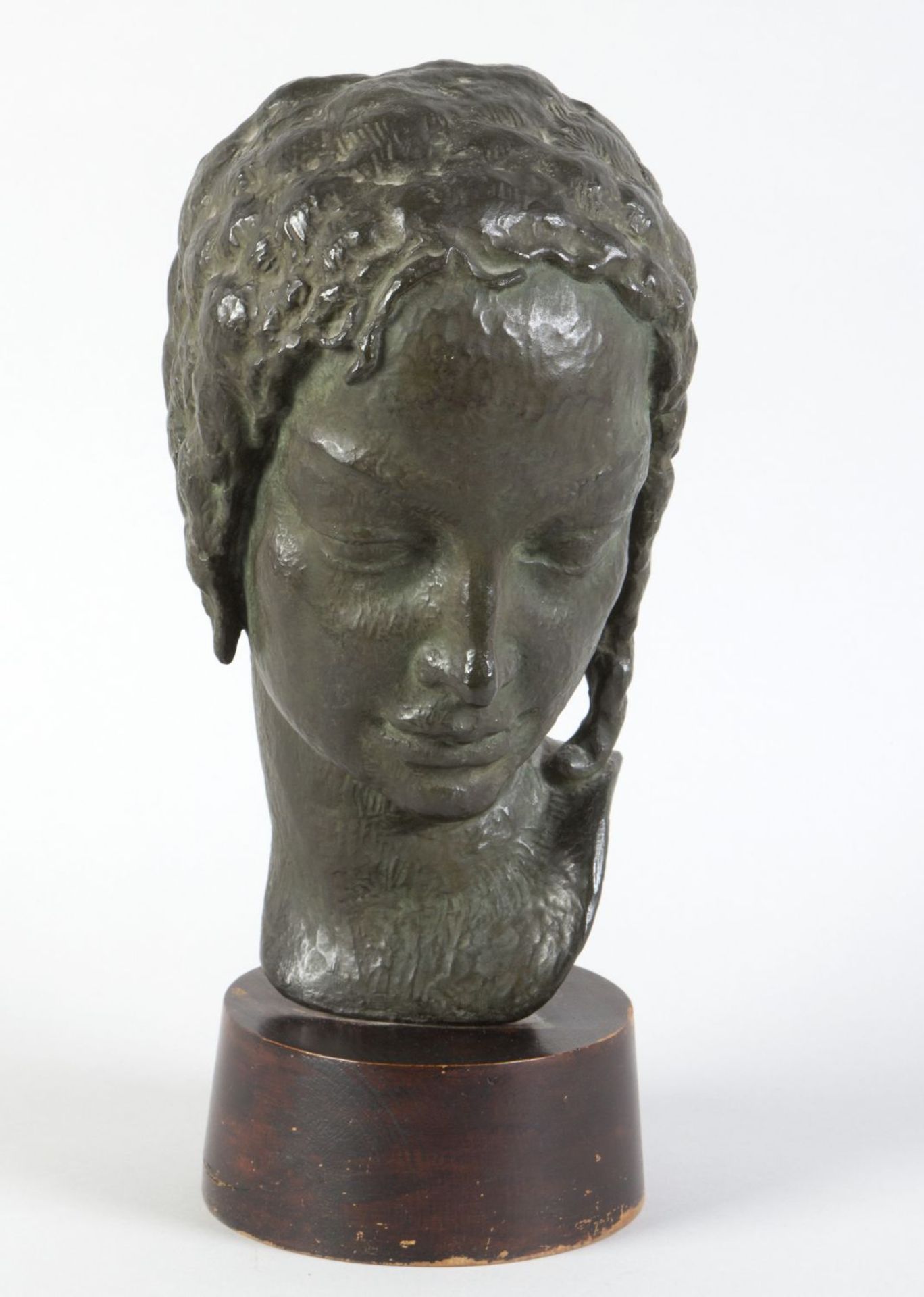 Unbekannt, 20. Jh. Büste eines Damenkopfes. Bronze. 42 cm. Auf Holzsockel.