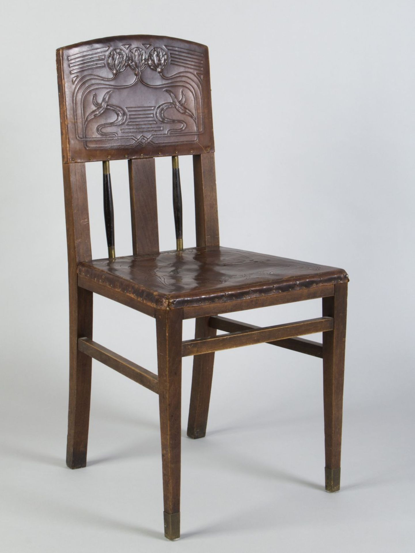 Jugendstil-Stuhl Buche. Verjüngte Vierkantbeine. Lehnensprossen. Sitz und Oberseite der Lehne mit ge