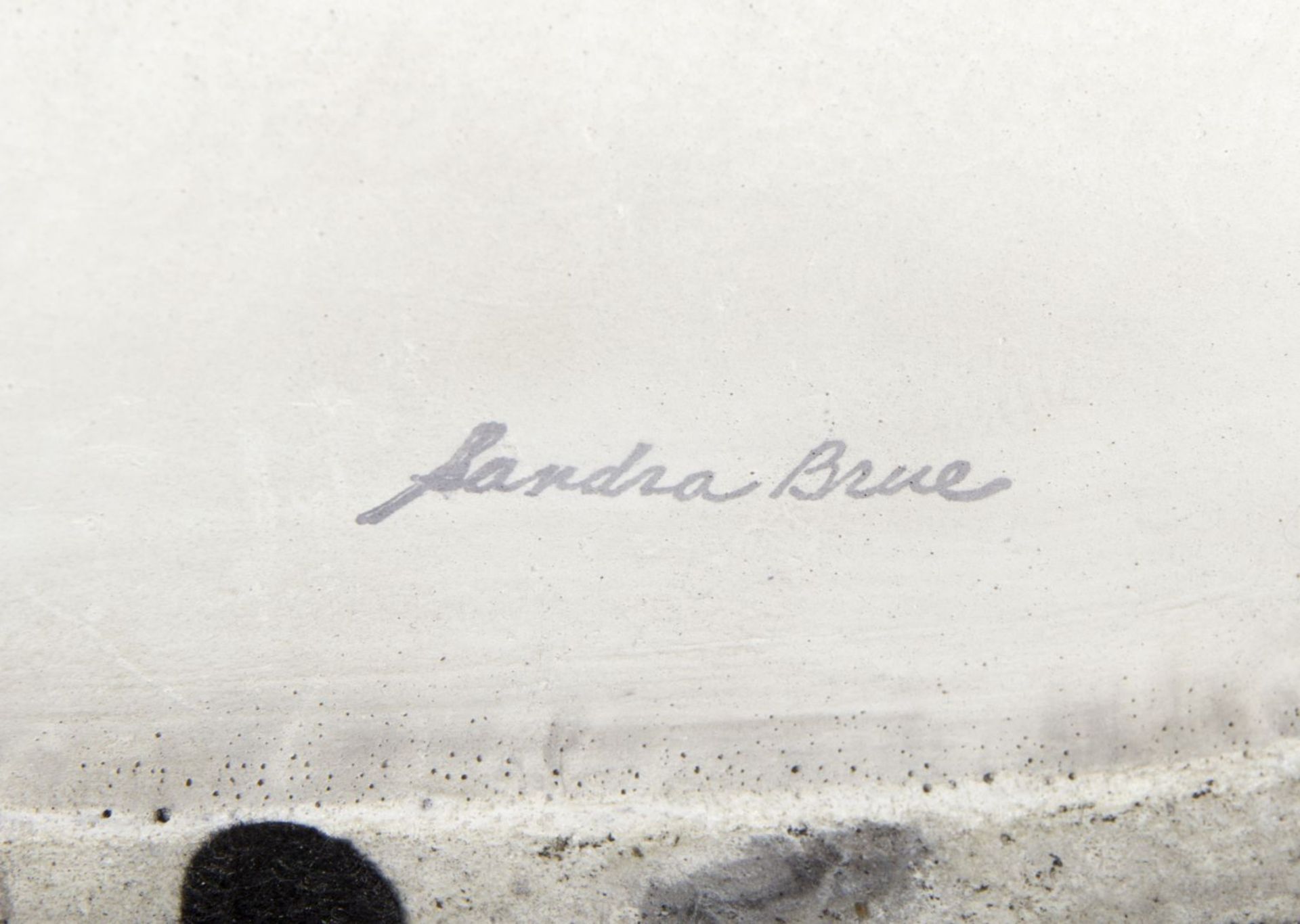 Brue, Sandra Auf dem Rücken liegender junger Bär. Schwarz gefärbter Sand oder Gips. Guss. Sign. Inne - Bild 2 aus 2