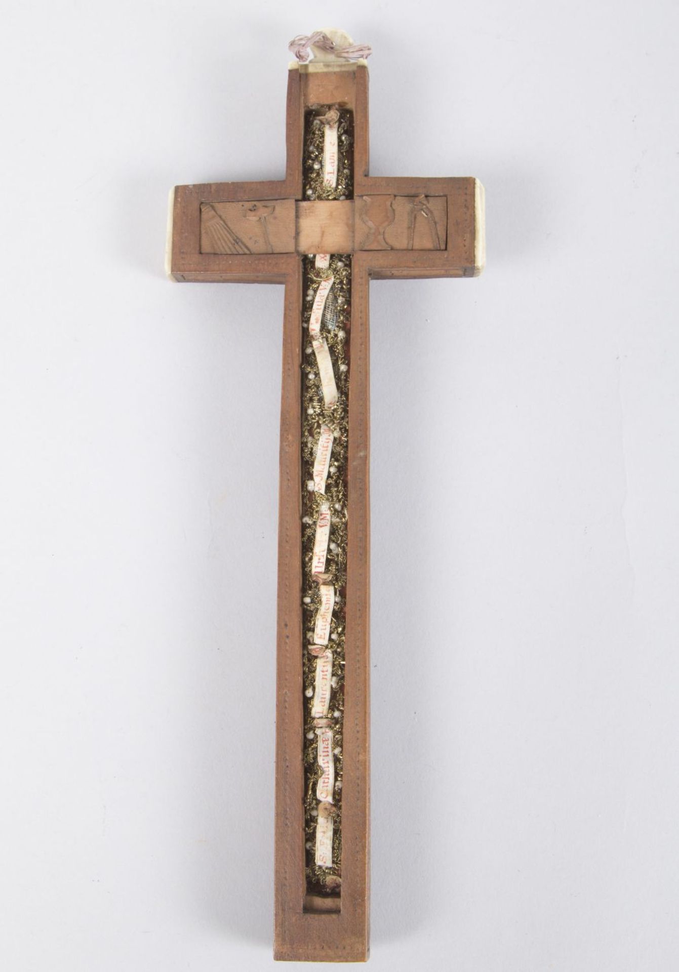 Reliquienkreuz Holz, geschnitzt. Beinbeschläge. Rückseitig Schieber mit Arma Christi, mit Inhalt. Wo - Bild 3 aus 3
