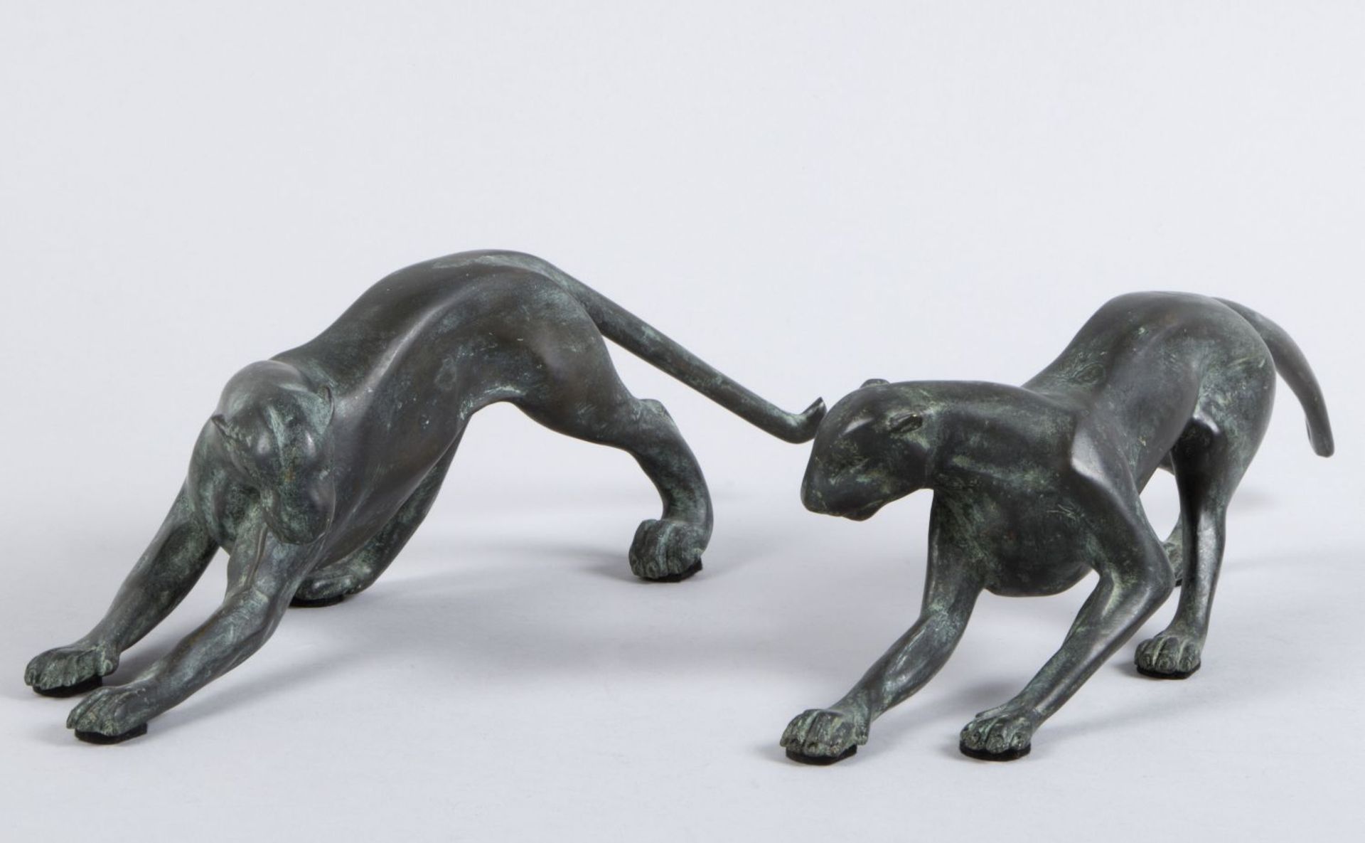 Unbekannt, 20. Jh. Zwei schreitende Panther. 2 Bronzen, schwarz-grün patiniert. L. 36 cm.