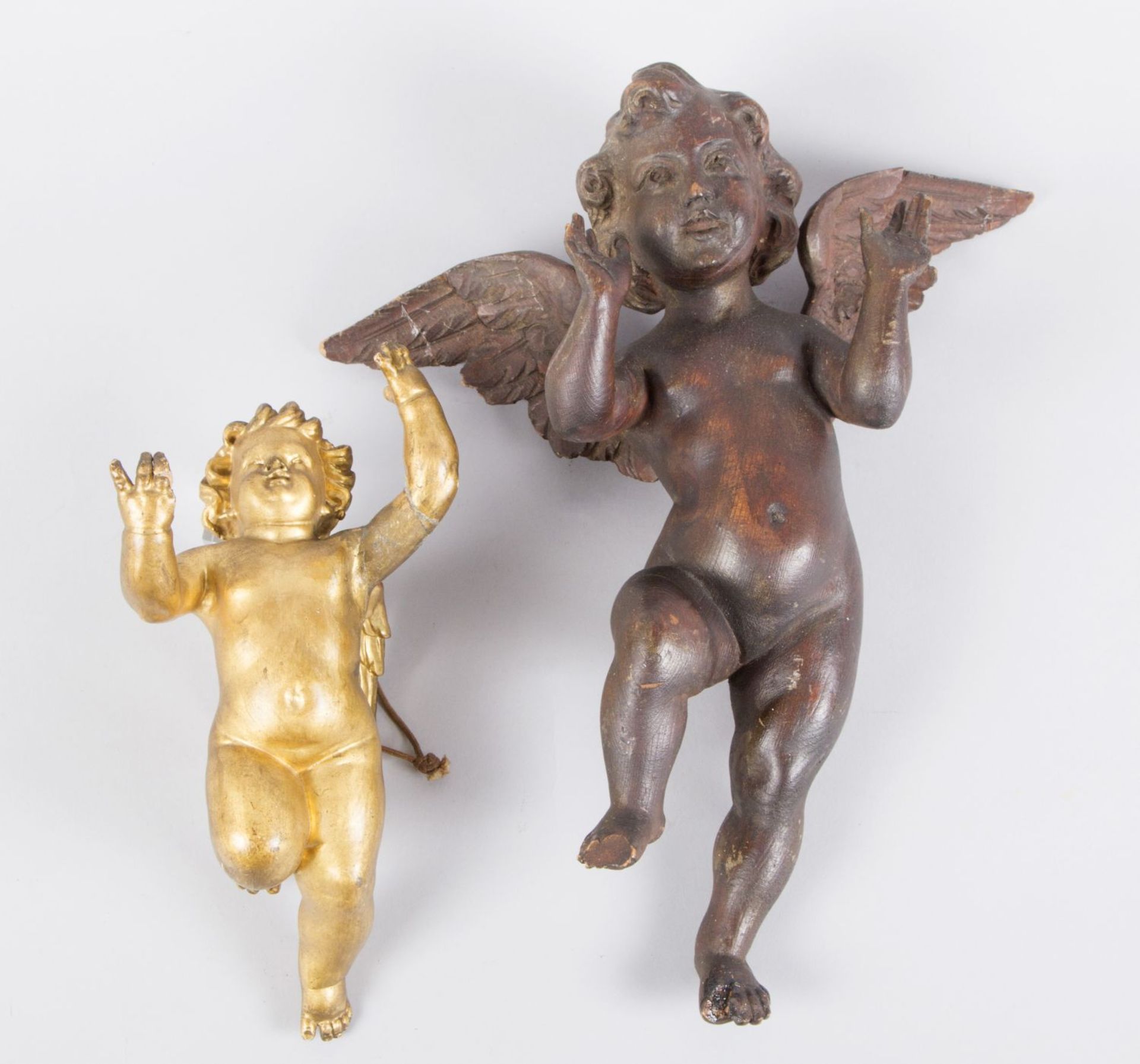 Zwei Engel Holz, geschnitzt. U.a. Goldfassung. Südd., 19./20. Jh. H. bis 34 cm. Besch.
