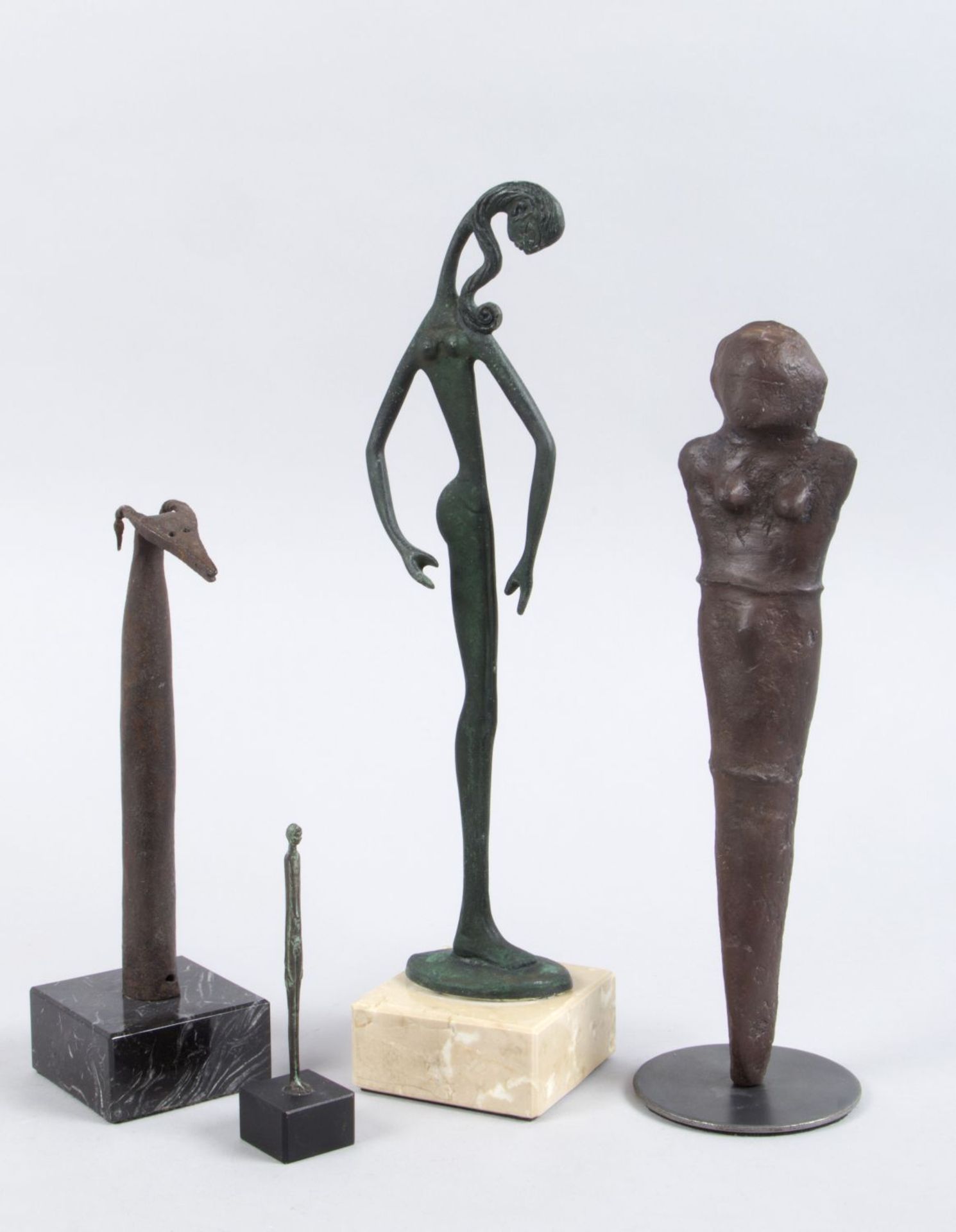Unbekannt, 20. Jh. Abstrahierte Männer und Frauenfiguren. Abstrahierte Ziege. 4 Skulpturen aus versc