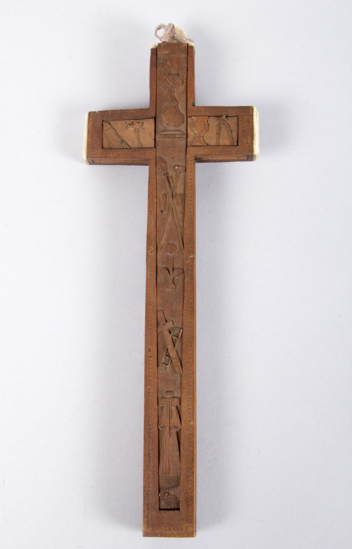 Reliquienkreuz Holz, geschnitzt. Beinbeschläge. Rückseitig Schieber mit Arma Christi, mit Inhalt. Wo - Bild 2 aus 3