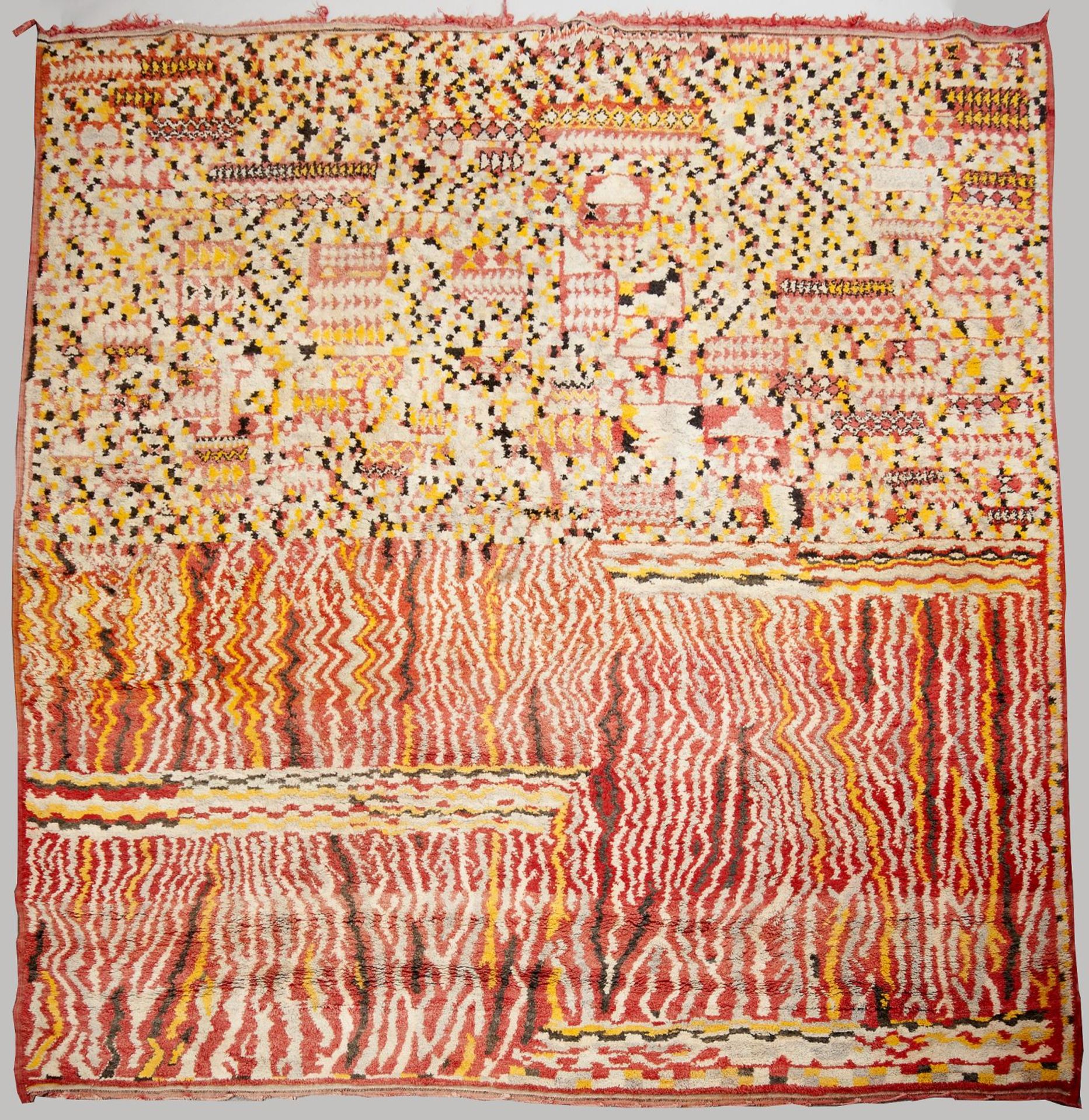 Teppich Wolle. Rotgrundig. Gemustert. Marokko. 285 x 305 cm. Flecken.