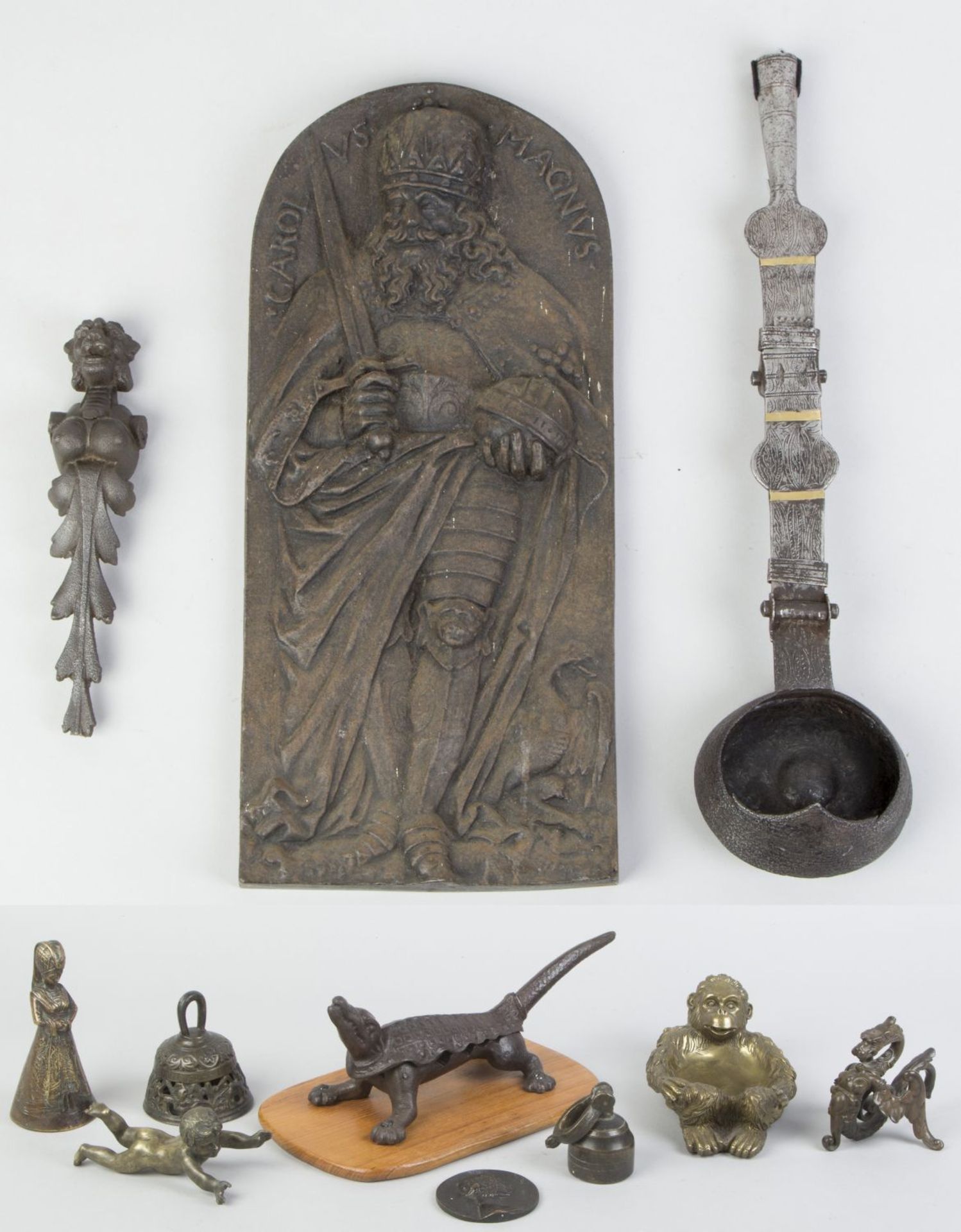 Konvolut Metallgegenstände Reliefplatte, Schöpfkelle, Nussknacker u.a. Bis 45 x 20 cm. Insg. 11 Teil