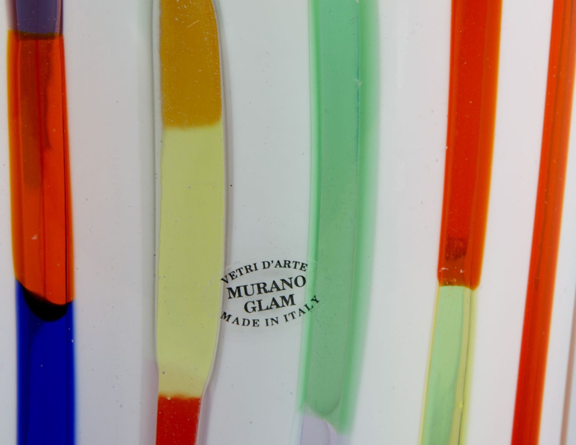 Murano-Vase ''pezzato'' Farbloses Glas mit eingeschmolzenen roten, gelben, grünen, blauen und weißen - Bild 2 aus 2