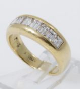 Feiner Diamant-Bandring Gelbgold 750. Ausgefasst mit 7 Dia.-Baguetten zus. ca. 0,70-0,80 ct, Weiß/VV