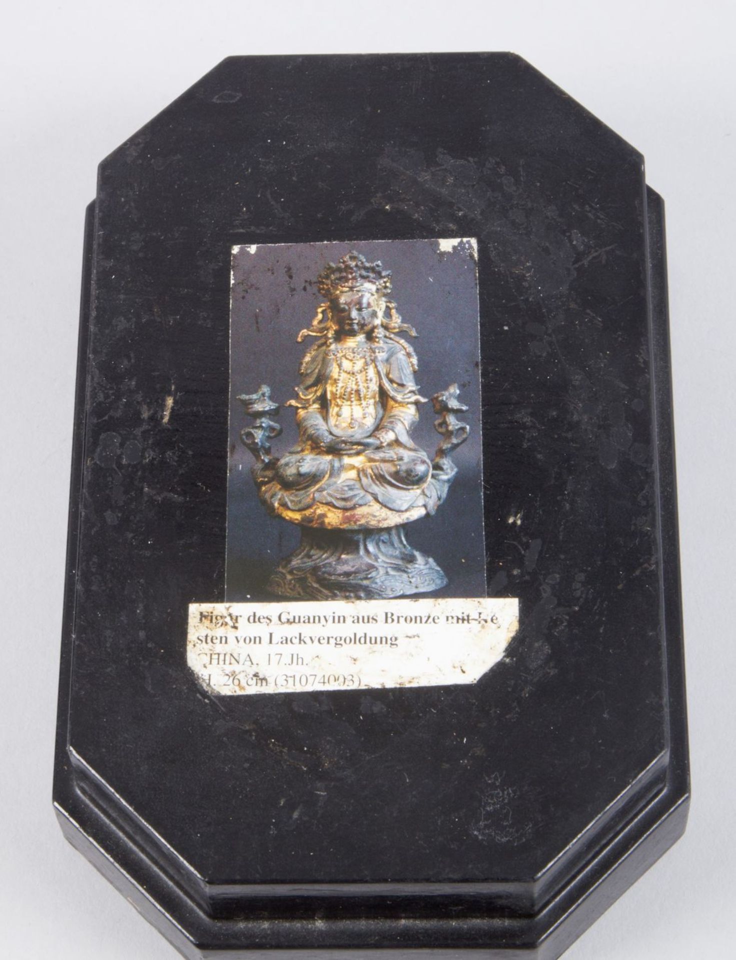 Guanyin Bronze. Reste einer Vergoldung. Im Lotossitz. Die Hände ruhen auf dem Schoß in der Meditatio - Bild 6 aus 6