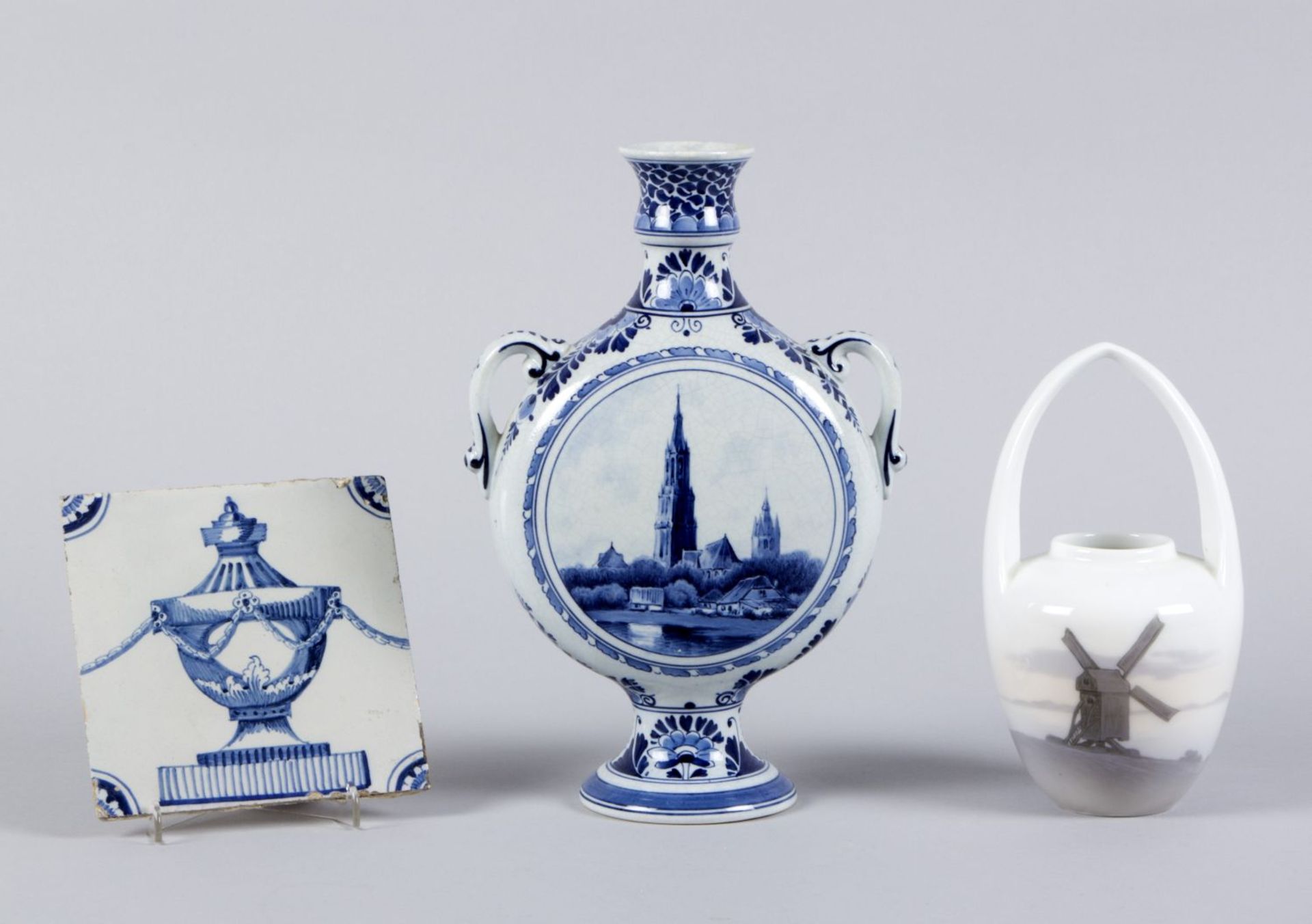 Henkelvase, Kachel und Vase in Form einer Pilgerflasche Porzellan und Keramik. Versch. Dekore. U.a.