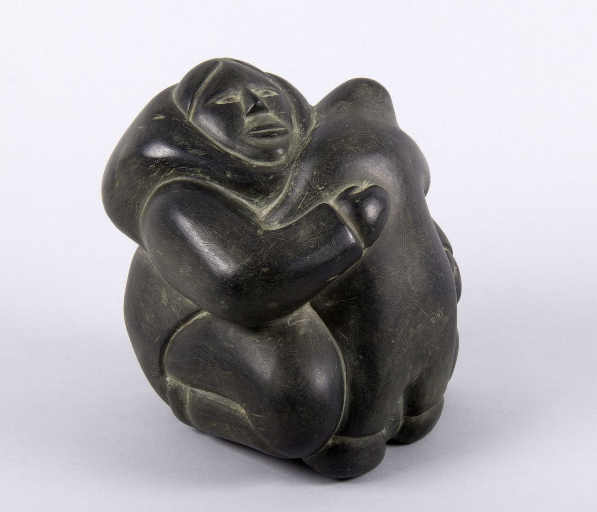 Arnaluaq, Effie Mutter mit Kind. Stein. Auf einem Aufkleber handschriftlich bez. H. 22 cm.