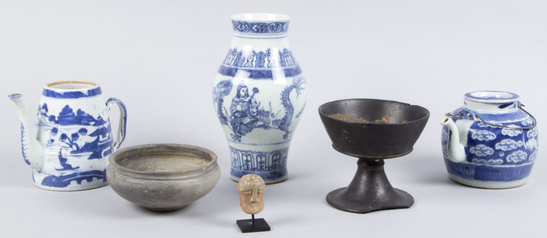 Konvolut Kanne, Thangka, Vase, Puppen u.a. Versch. Materialien. Ca. 20 Teile. Tlw. stark besch. - Bild 2 aus 11