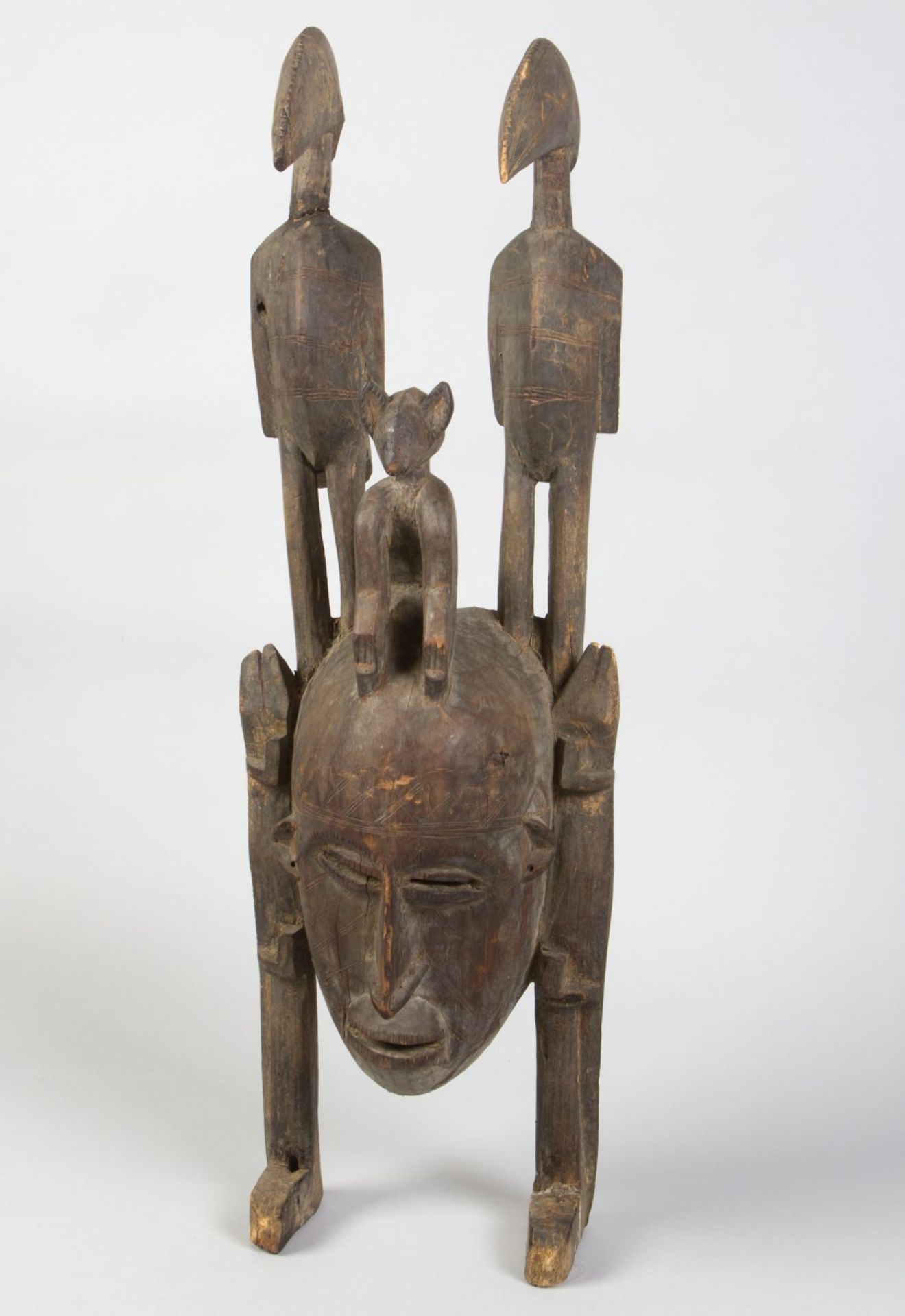 Maske Holz, geschnitzt. In Form eines menschlichen Gesichtes mit Tierfiguren. Afrika. H. 99 cm. Besc