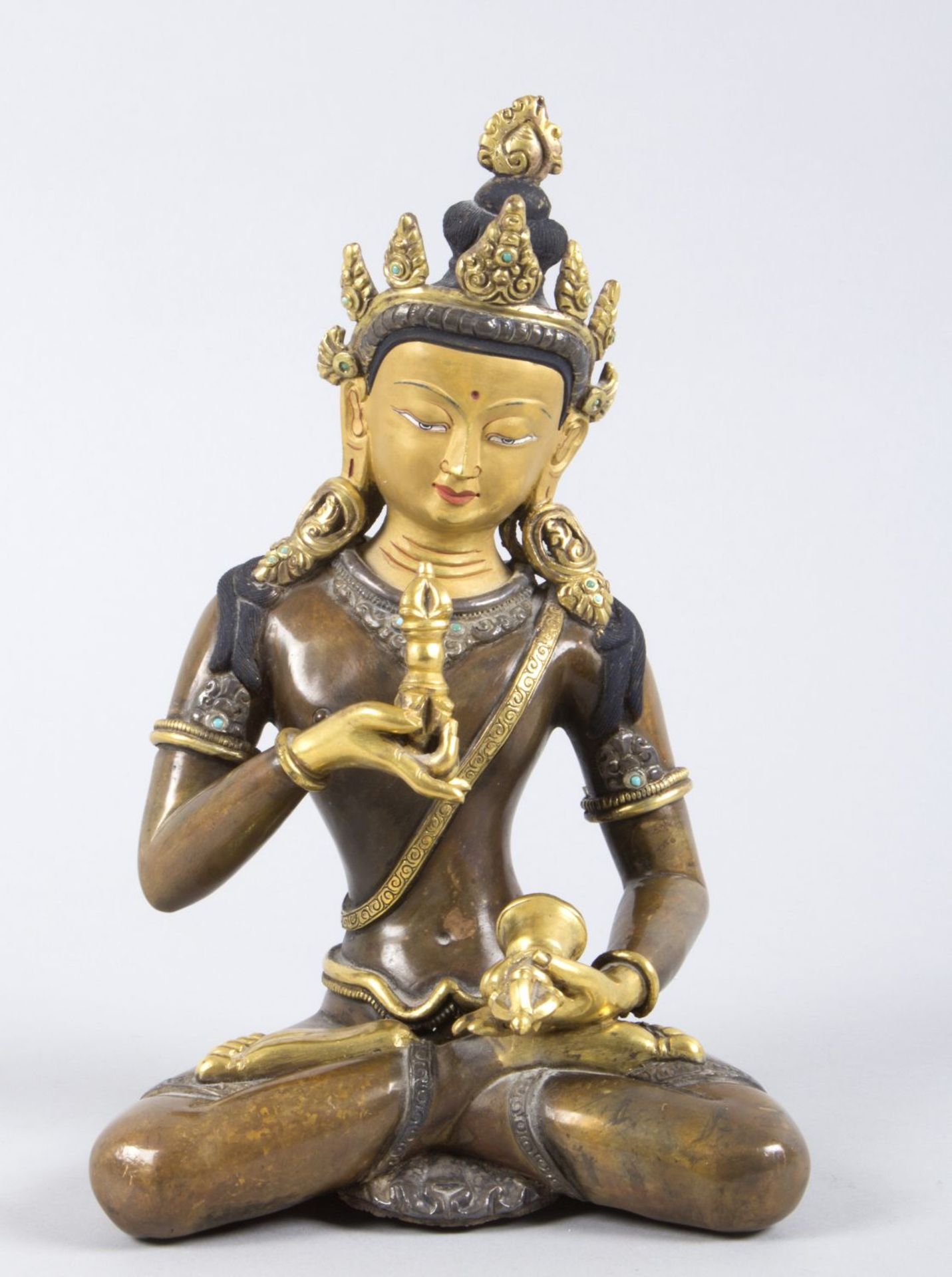 Adibuddha Vajrasattva Bronze, tlw. vergoldet bzw. bemalt. Er sitzt im Lotossitz und hält in der rech