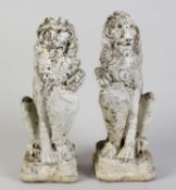 Ein Paar sitzende Löwen mit Wappen Steinguss. Gestufter polygonaler Sockel. H. 55 cm. Alterssp.