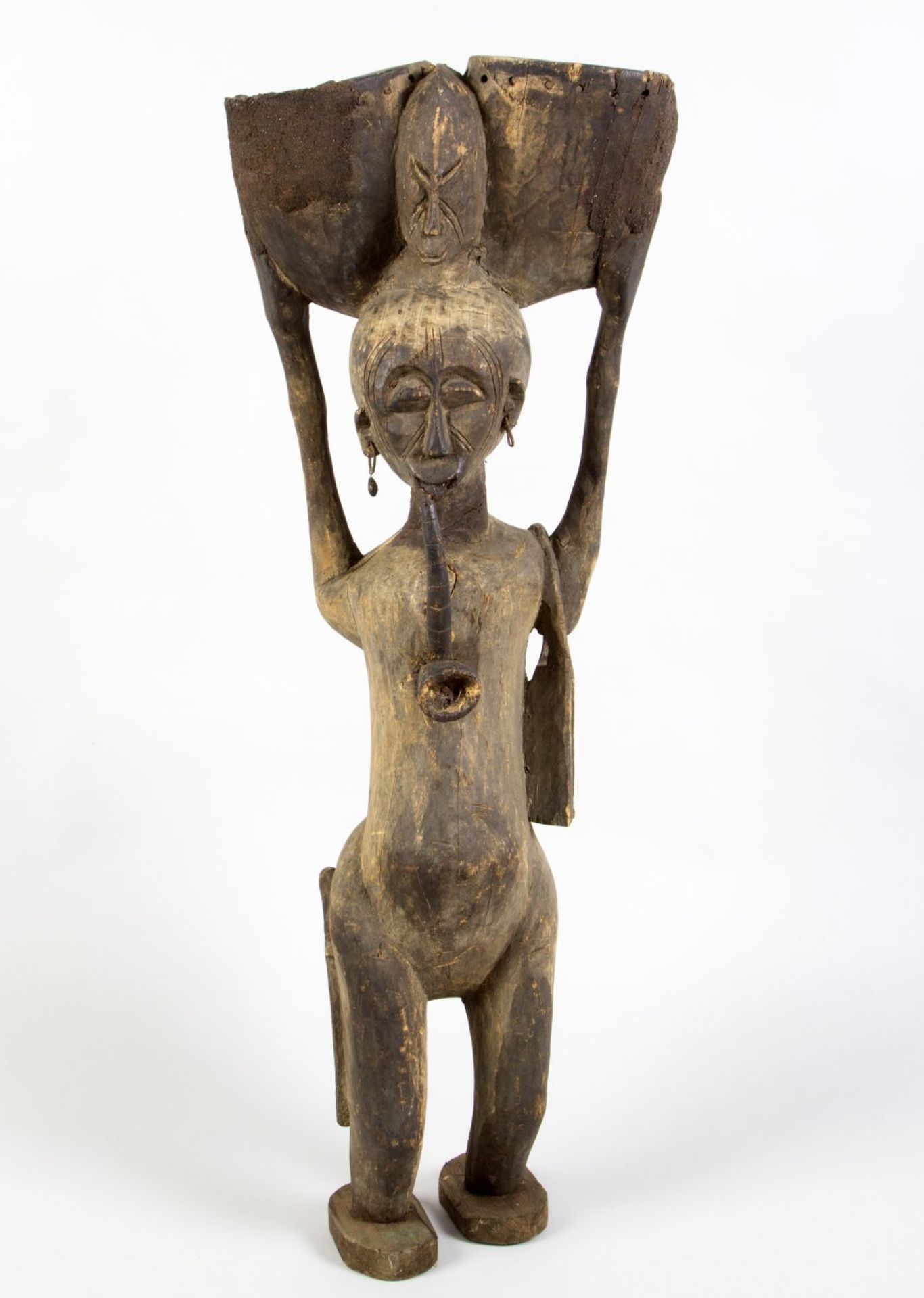 Große Figur Holz, geschnitzt. In stehender Haltung. Eine Doppelschale auf dem Kopf tragend. Afrika. 