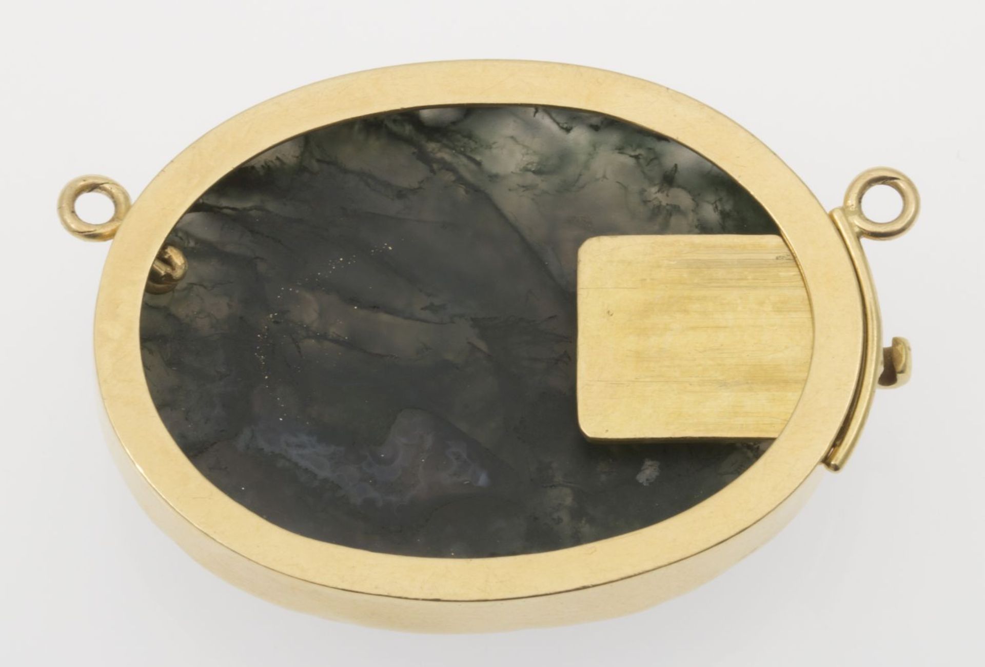 Verschluss Gelbgold 750. Ovale Form. Ausgefasst mit Moosachat, geschnitten. Floraler Dekor. L. 4 cm. - Image 2 of 2