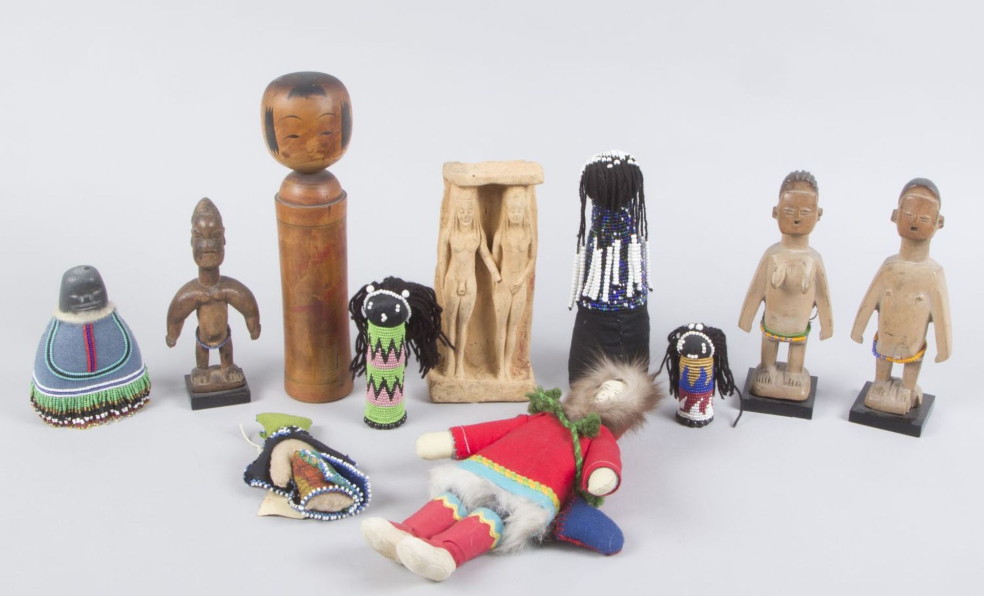 Konvolut Kanne, Thangka, Vase, Puppen u.a. Versch. Materialien. Ca. 20 Teile. Tlw. stark besch. - Bild 3 aus 11