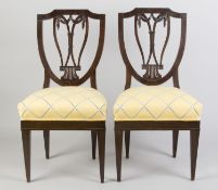 Ein Paar Stühle sog. shield back chairs Mahagoni. Verjüngte Vierkantbeine. Schildförmige versprosste