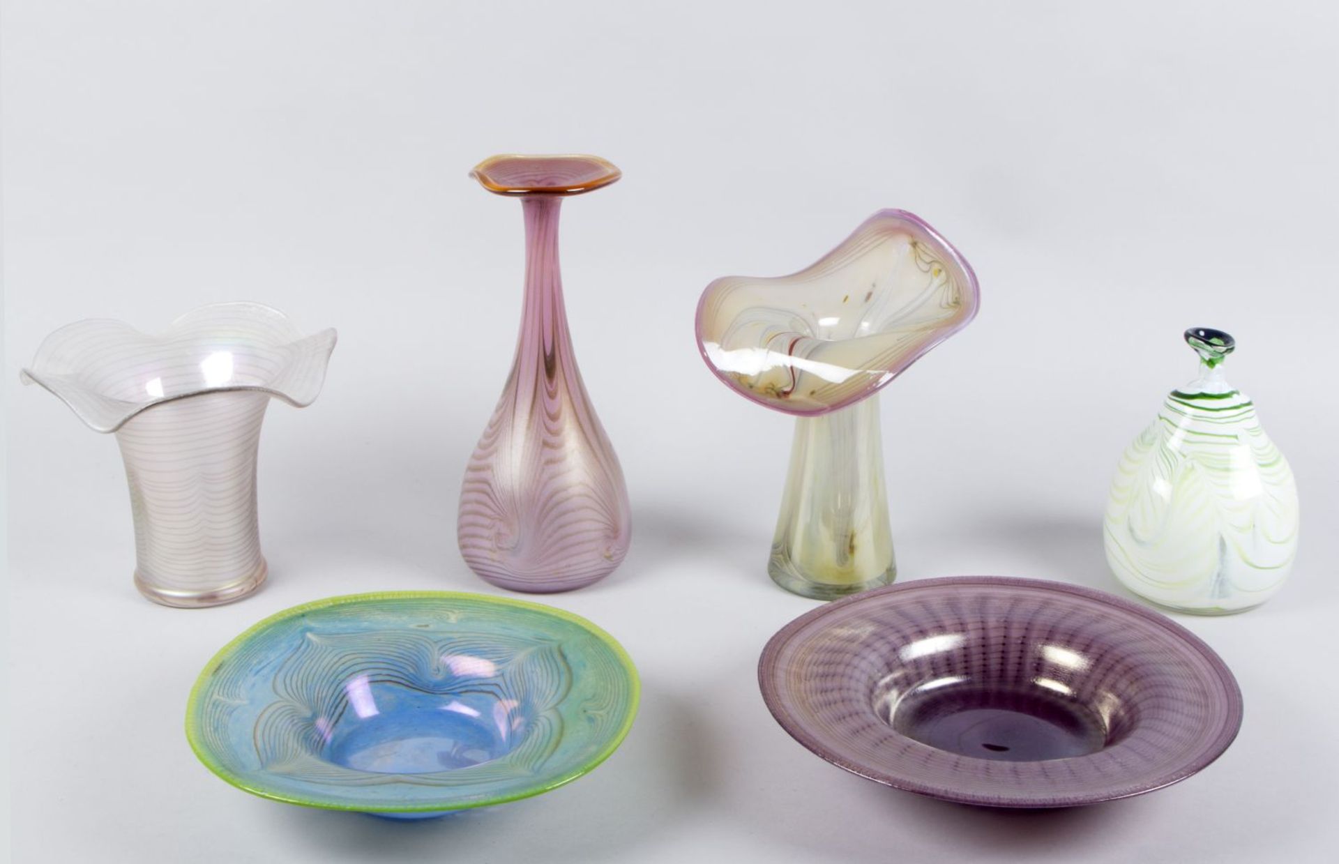 Vier Vasen und 2 Schalen Farbloses Glas. Versch. Dekore und Formen. Im Boden meist bez. Eisch 81. H.