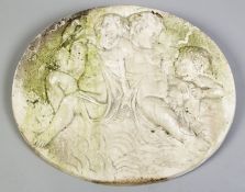 Ovales Relief Steinguss. 3 schwebende Putti mit bacchantischen Attributen. 58 x 70 cm. Alterssp.