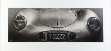 Pyle, Dan. 1954 Wolf Point Front eines Porsche. Kohlezeichn. Sign. und dat. 2019. 29 x 79 cm.