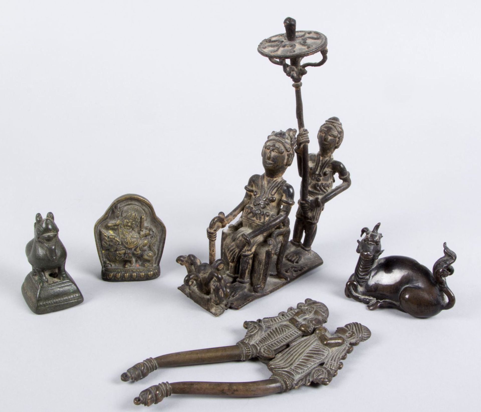 Konvolut Opiumgewicht, Betelnussknacker, Figurengruppe u.a. Bronze u.a. Burma, Indien u.a. H. bis 19