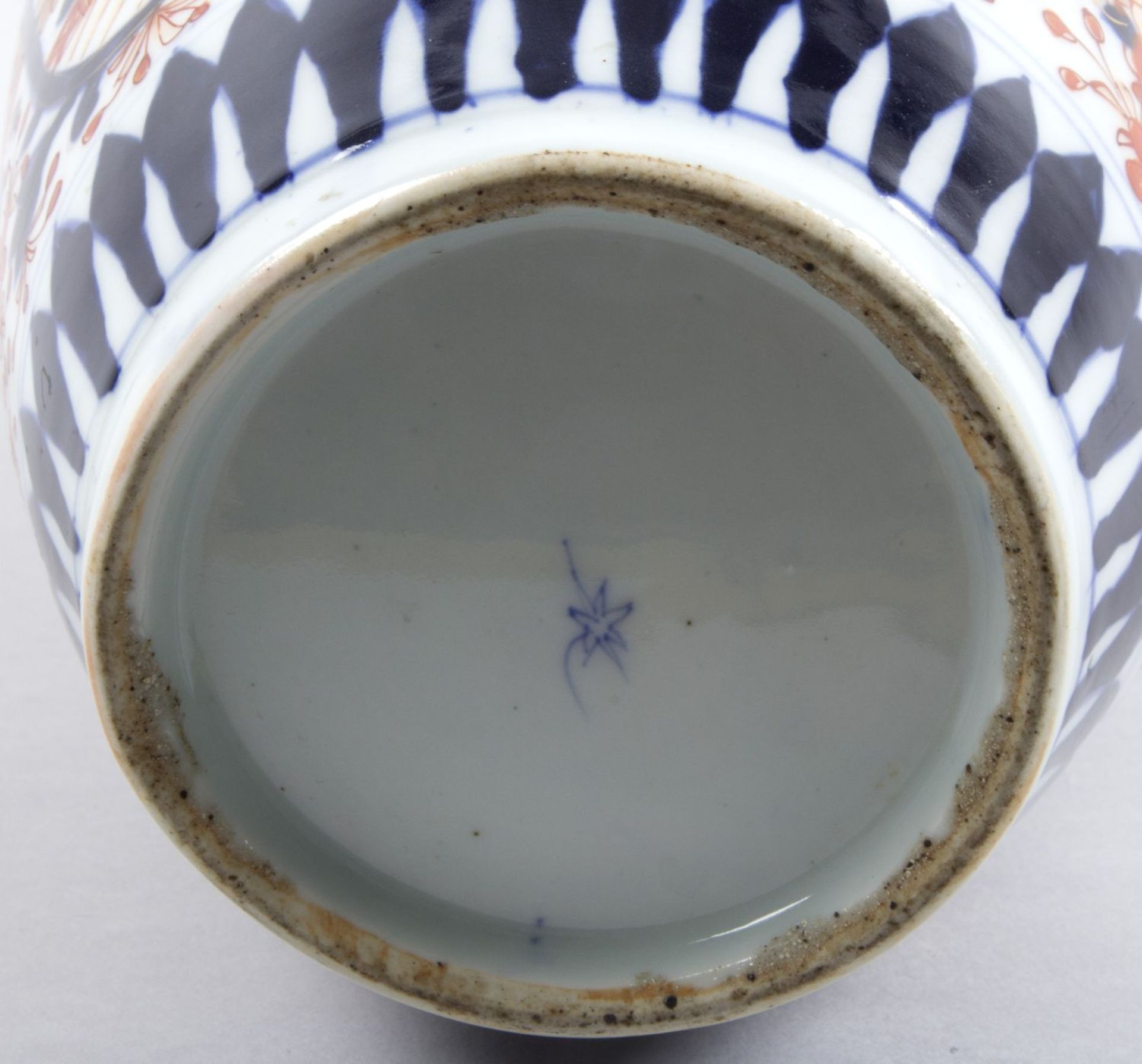 Konvolut Imari-Vase, Drache, Schalen und Teller. Porzellan, Keramik und Bronze. H. bis 34 cm. Insg.  - Bild 3 aus 8