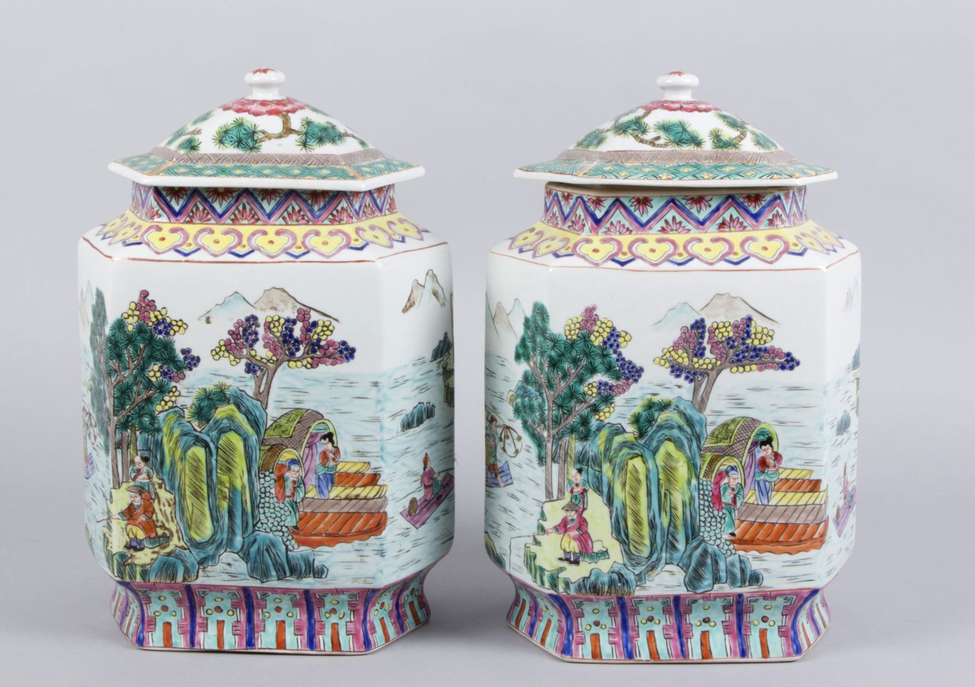 Ein Paar Deckelvasen Porzellan. Polychromer Landschaftsdekor mit Personen. China. H. bis 35 cm. Tlw. - Bild 2 aus 3