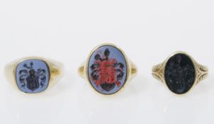 Drei Siegelringe Gelbgold 585. Versch. Formen und Dekore. Ausgefasst mit Lagenachat bzw. Onyx mit Wa