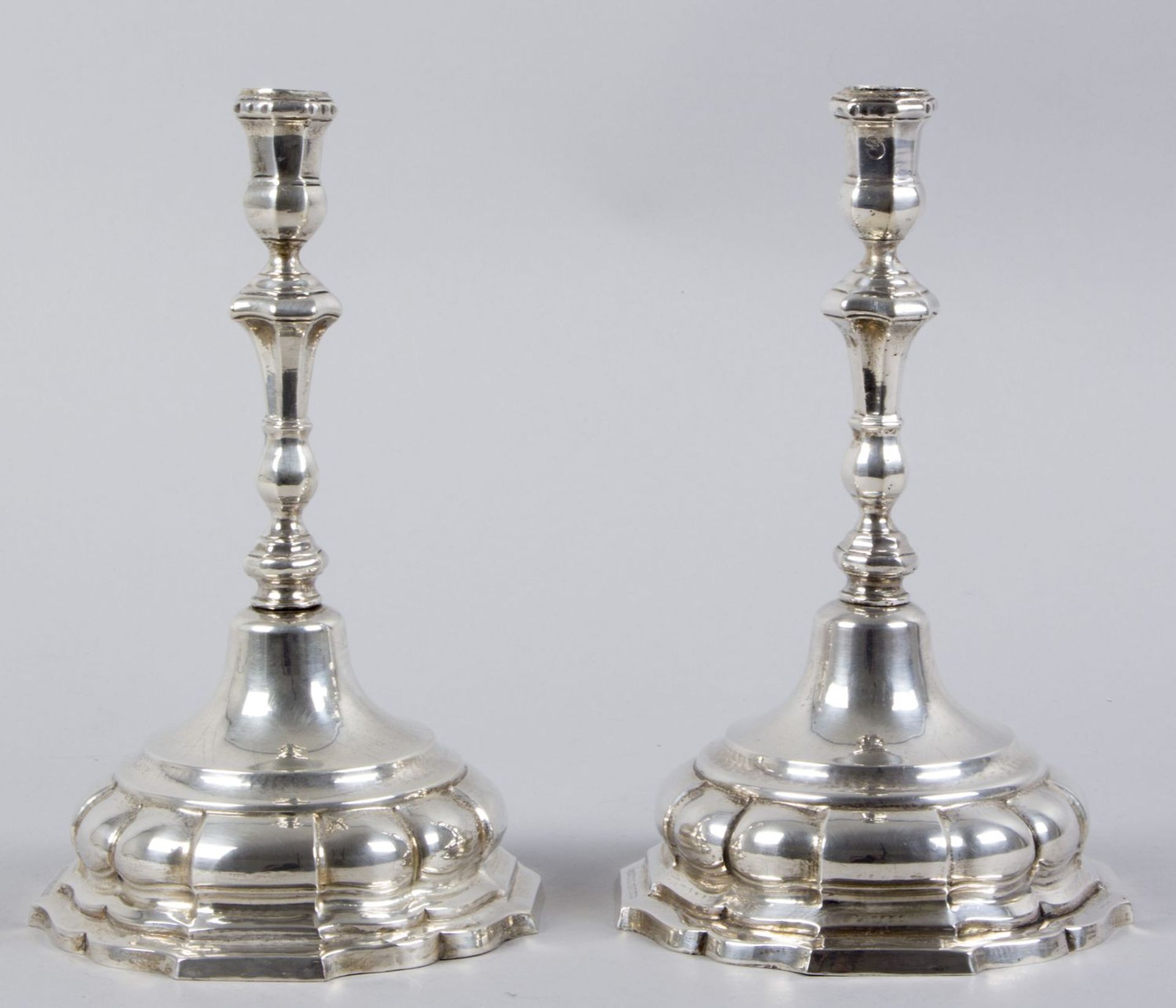 Ein Paar Kerzenleuchter aus Cordoba Silber. 1-flammig. Vasenförmige Tülle auf schlankem Balusterscha